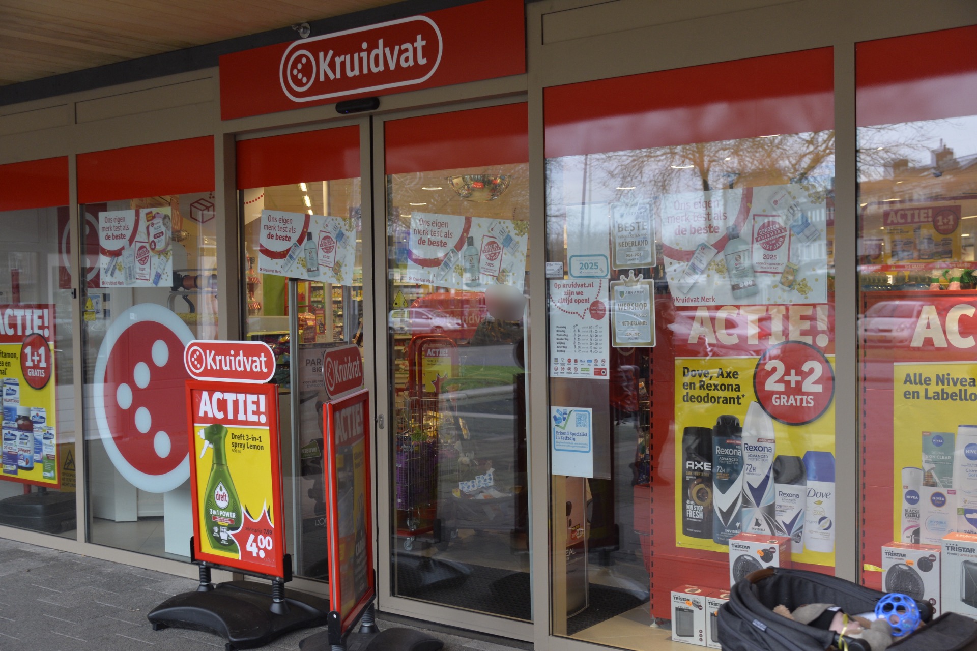 Overvaller dreigt met mes in Kruidvat en steelt geld uit de kassa, dumpt zijn fiets later in Breda