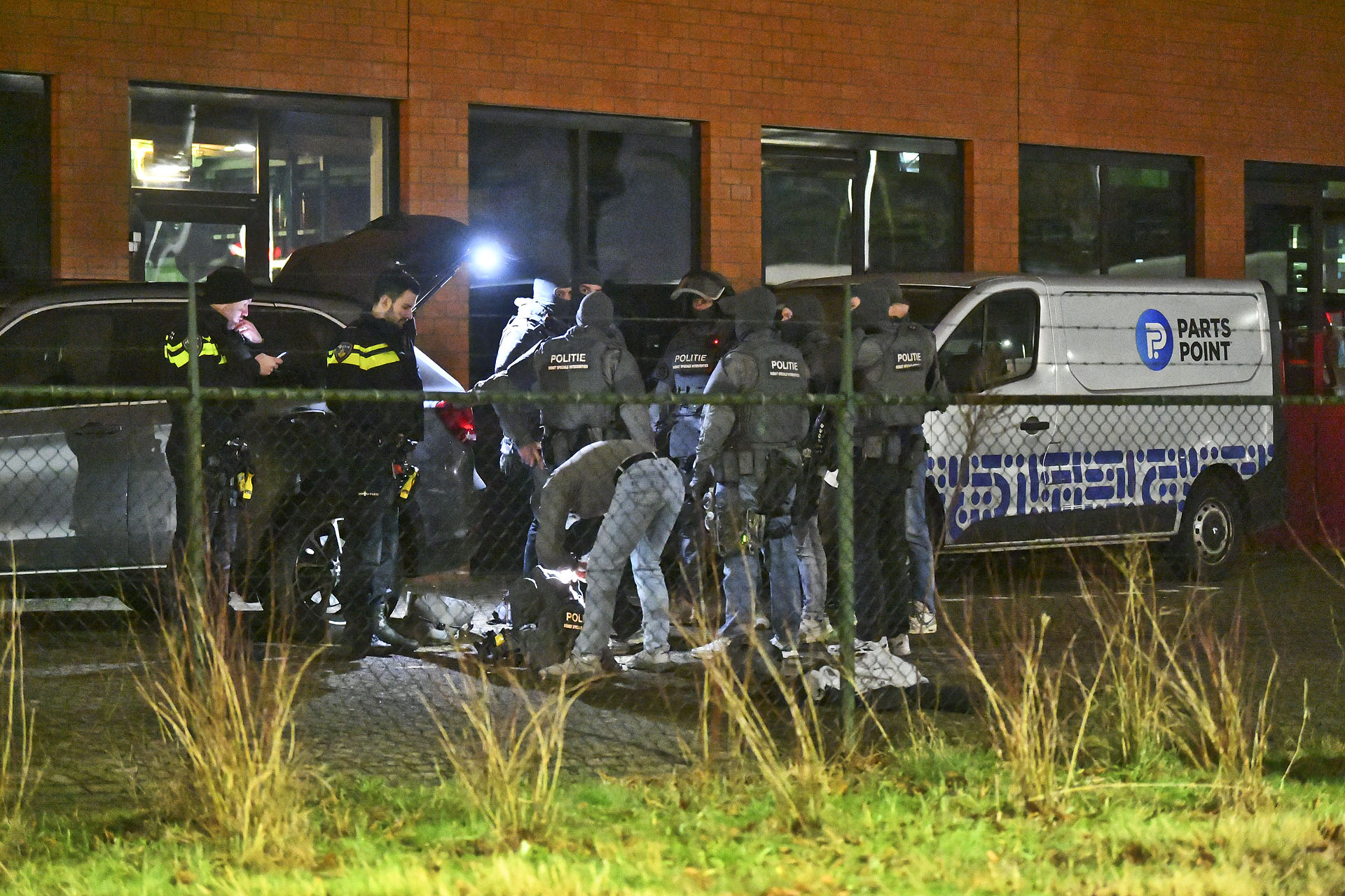 Arrestatieteam doet inval in bedrijfspand