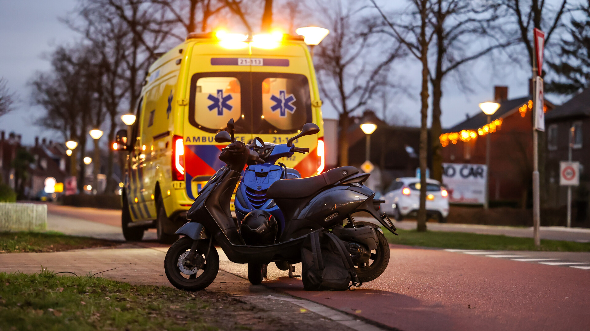 Scooterrijder botst tegen afslaande auto