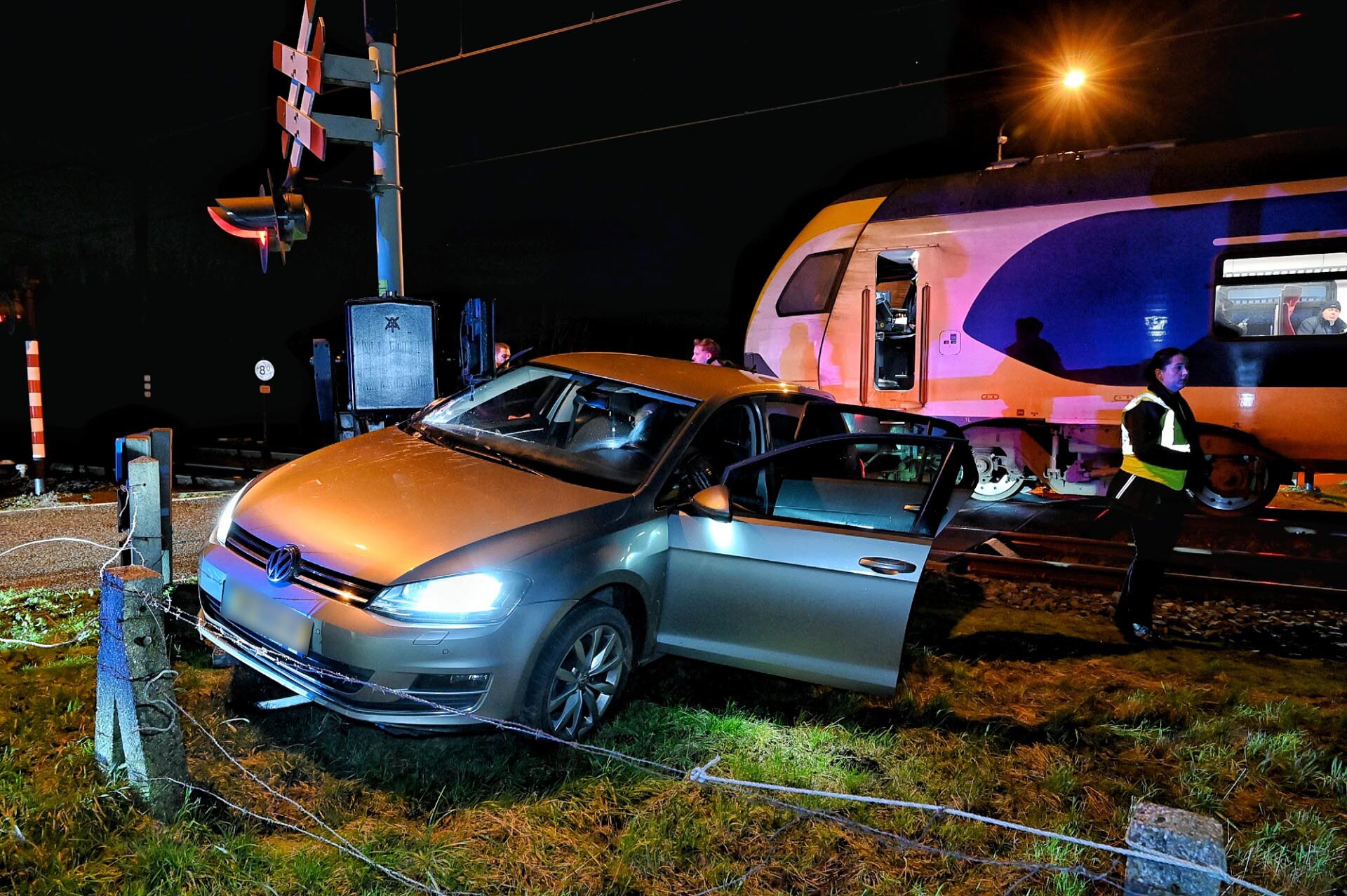 Auto ramt spoorboom en mist net trein, bestuurder slaat op de vlucht