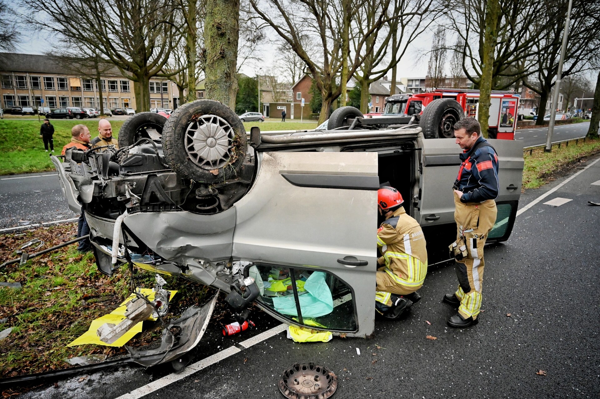 Bestelbus belandt op de kop bij ongeval, bestuurder door omstanders bevrijd