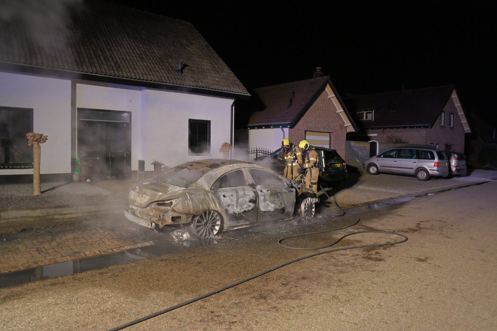 Auto volledig uitgebrand, oorzaak onbekend