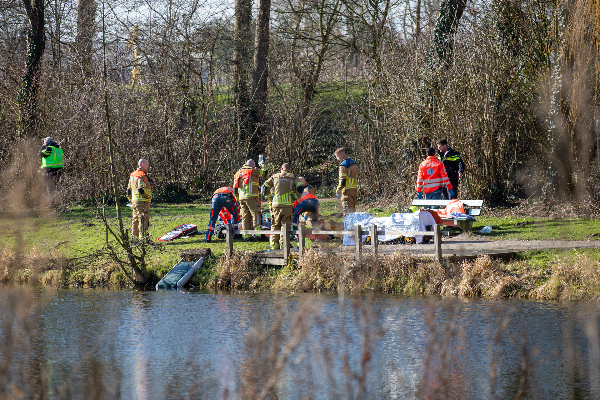 Vrouw gereanimeerd na val in water, traumaheli geland