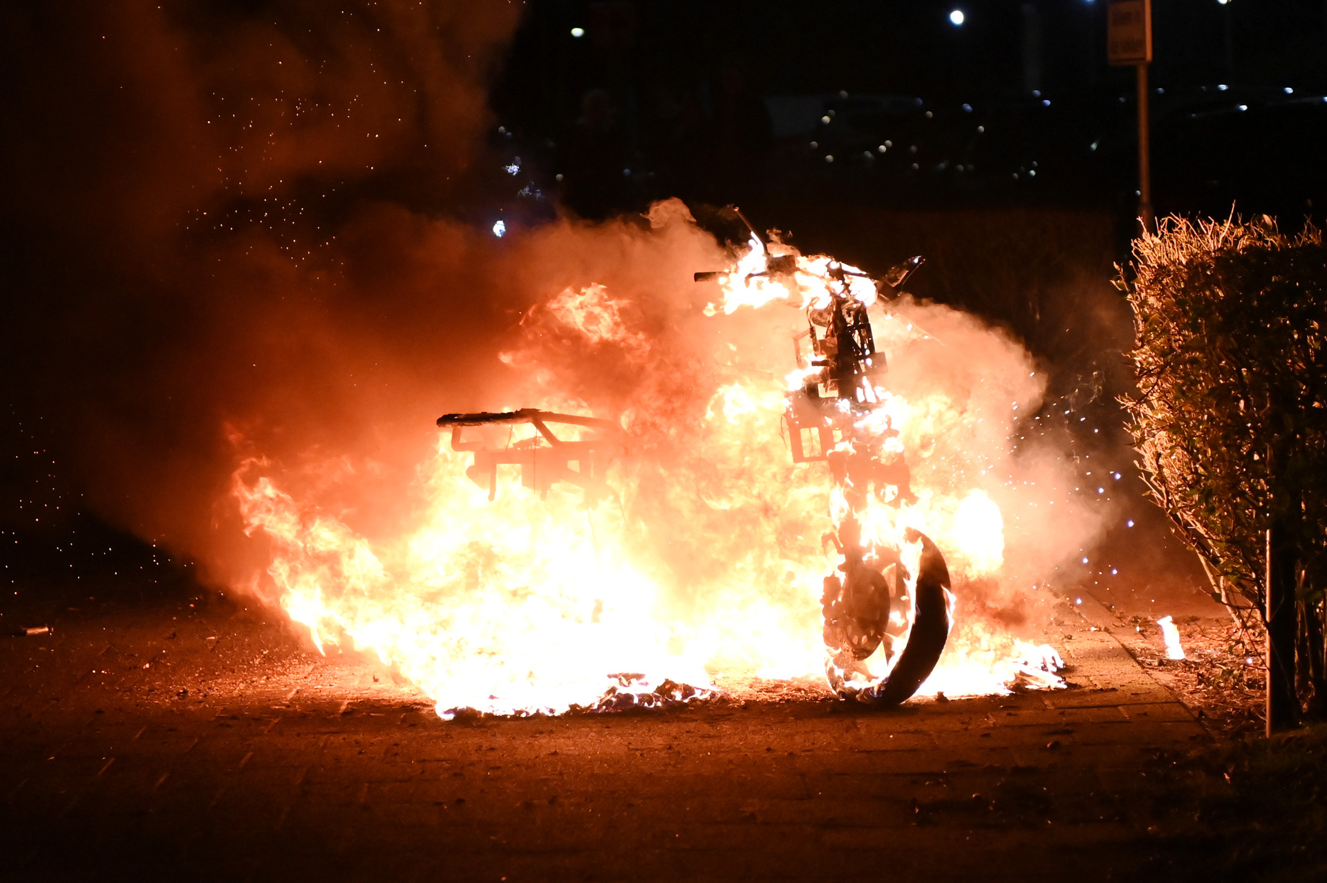 Opnieuw twee deelscooters door brand verwoest