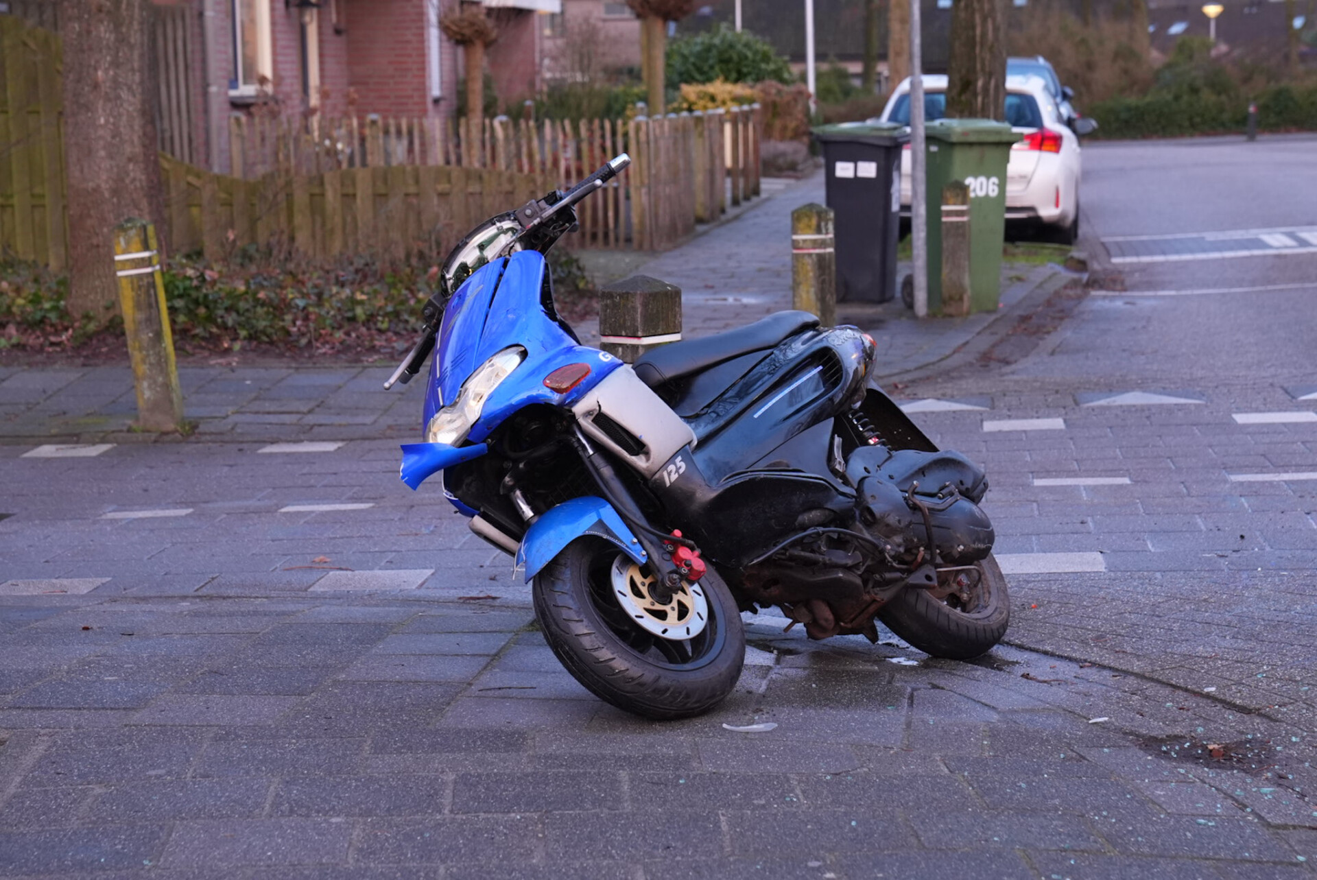 Scooterrijder klapt tegen zijkant van auto en raakt gewond