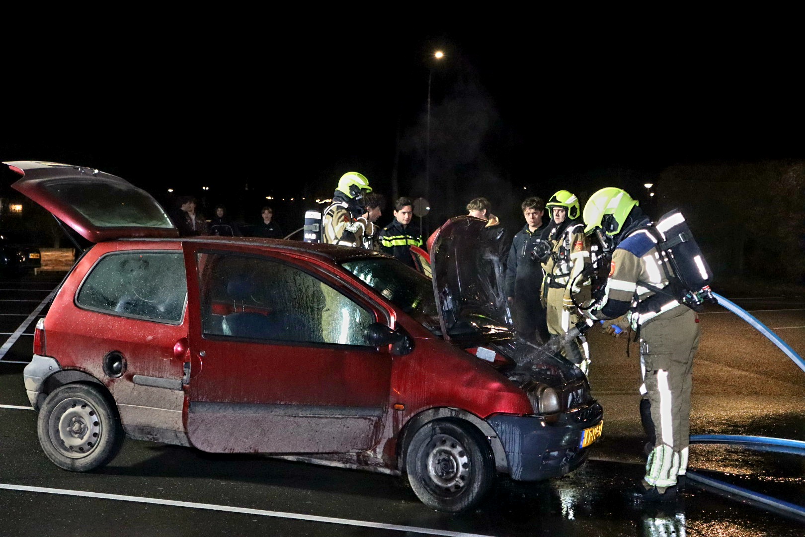 Auto vliegt in brand door technisch mankement