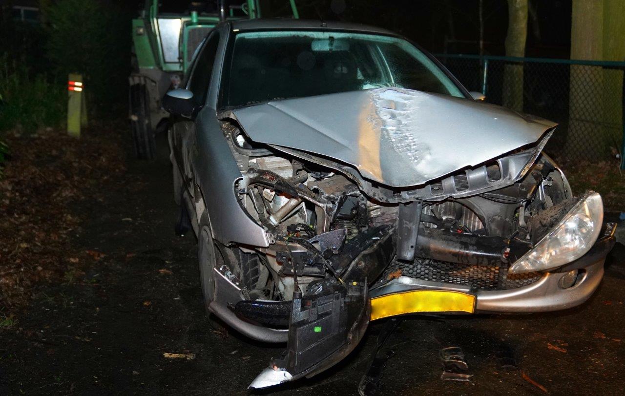 Auto botst tegen boom, bestuurder onder invloed