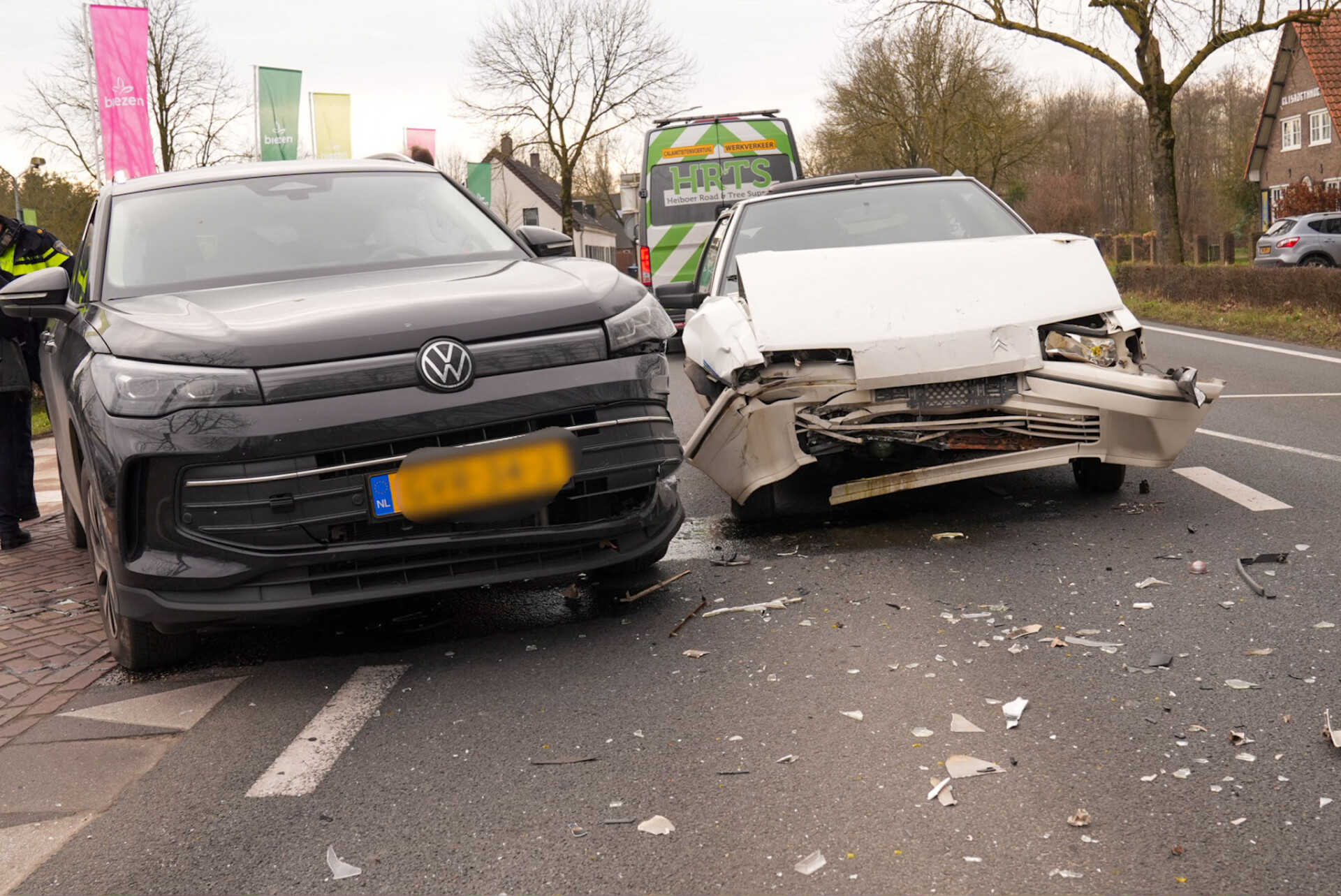 Veel schade na botsing bij uitrit van tuincentrum