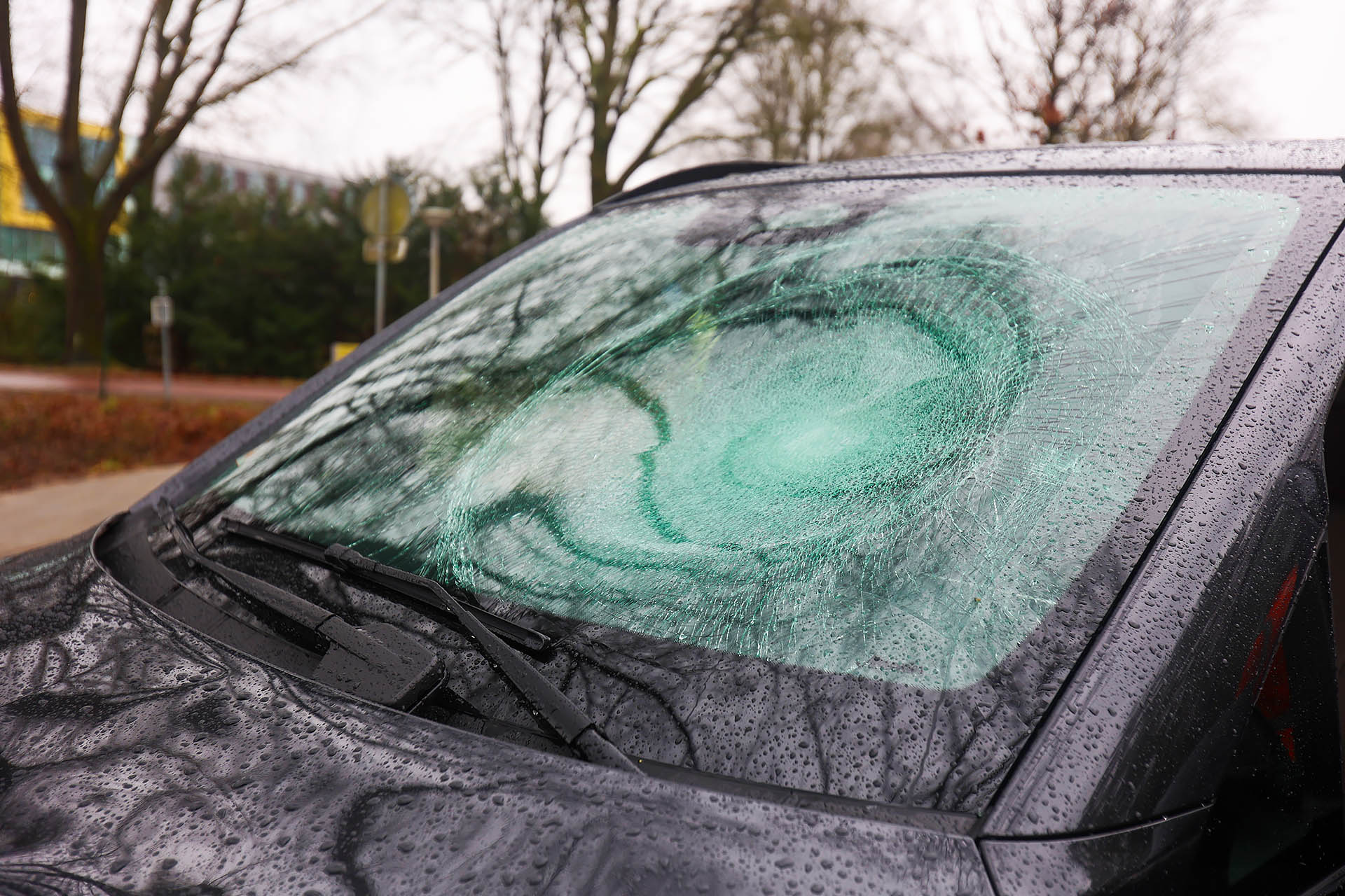 Jongen geschept door bestelbus tijdens oversteken