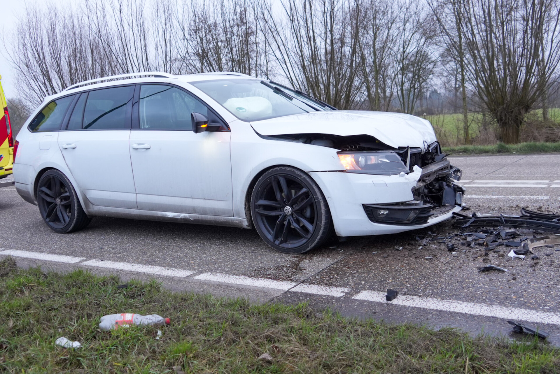 Auto botst achterop bestelbus, gewonde naar ziekenhuis vervoerd