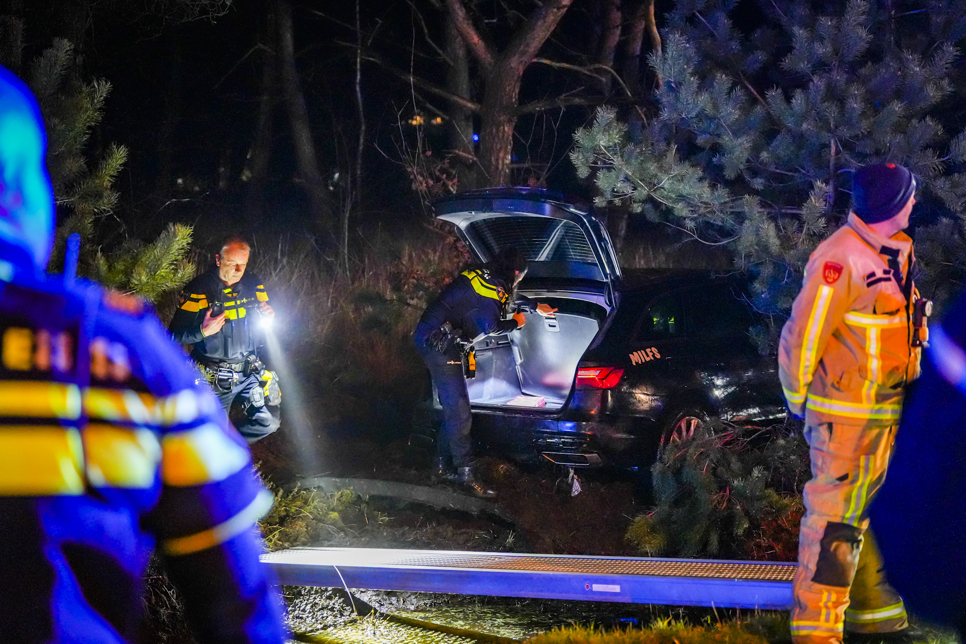 Wilde achtervolging met 250 kilometer per uur: auto raakt van de weg