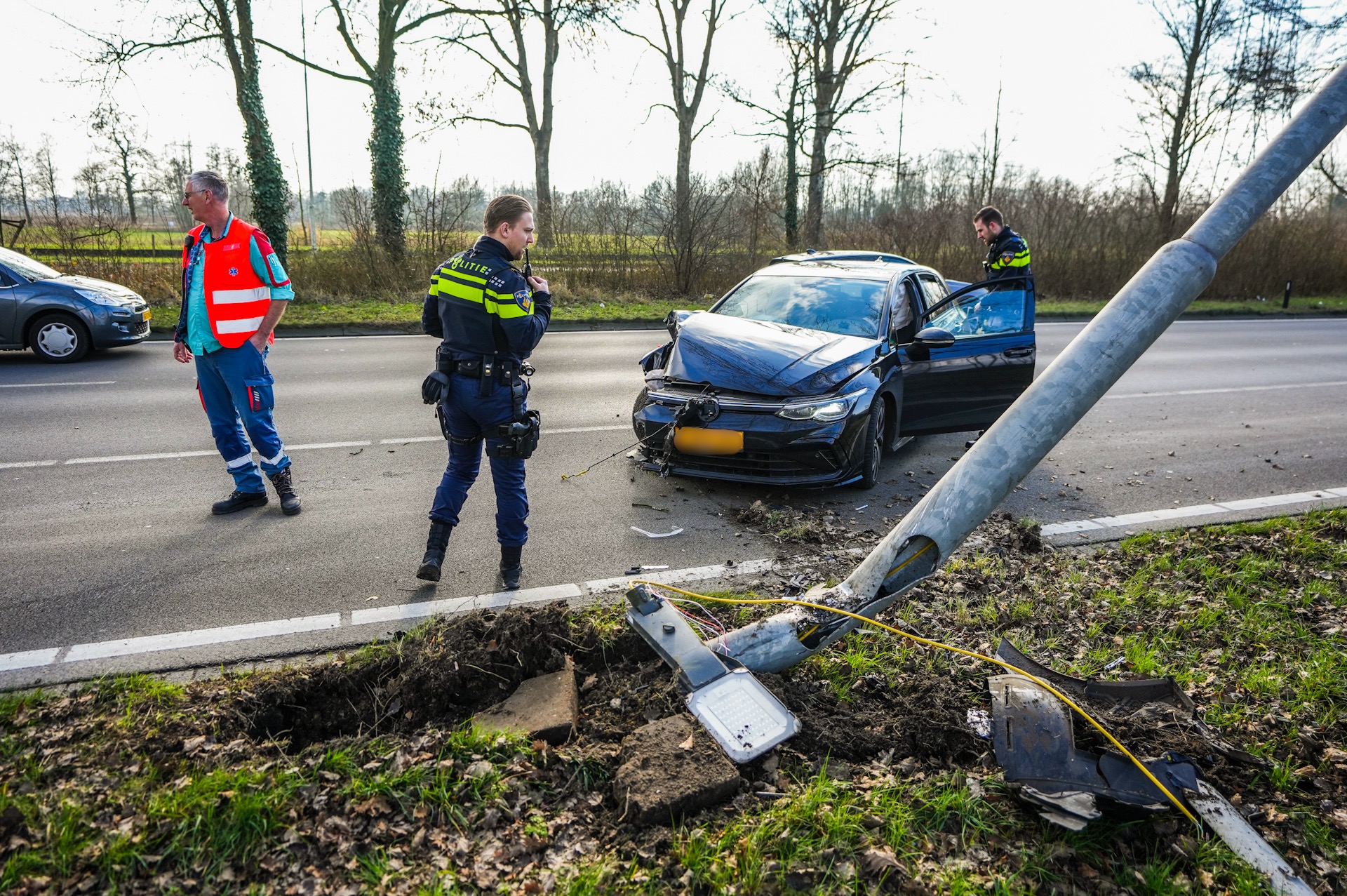 Auto ramt lantaarnpaal, bestuurder gewond