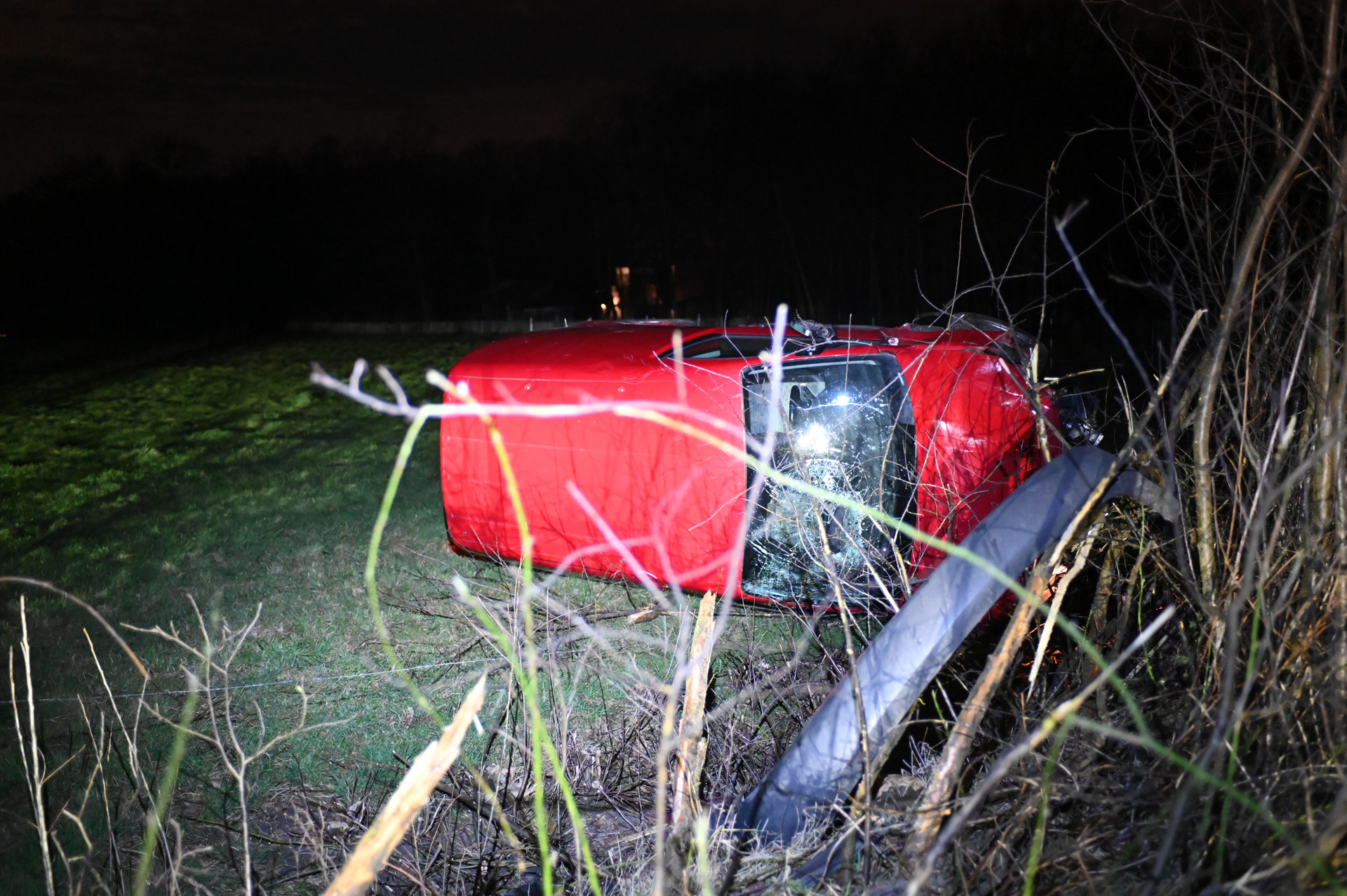 Busje crasht in weiland, bestuurder gevlucht