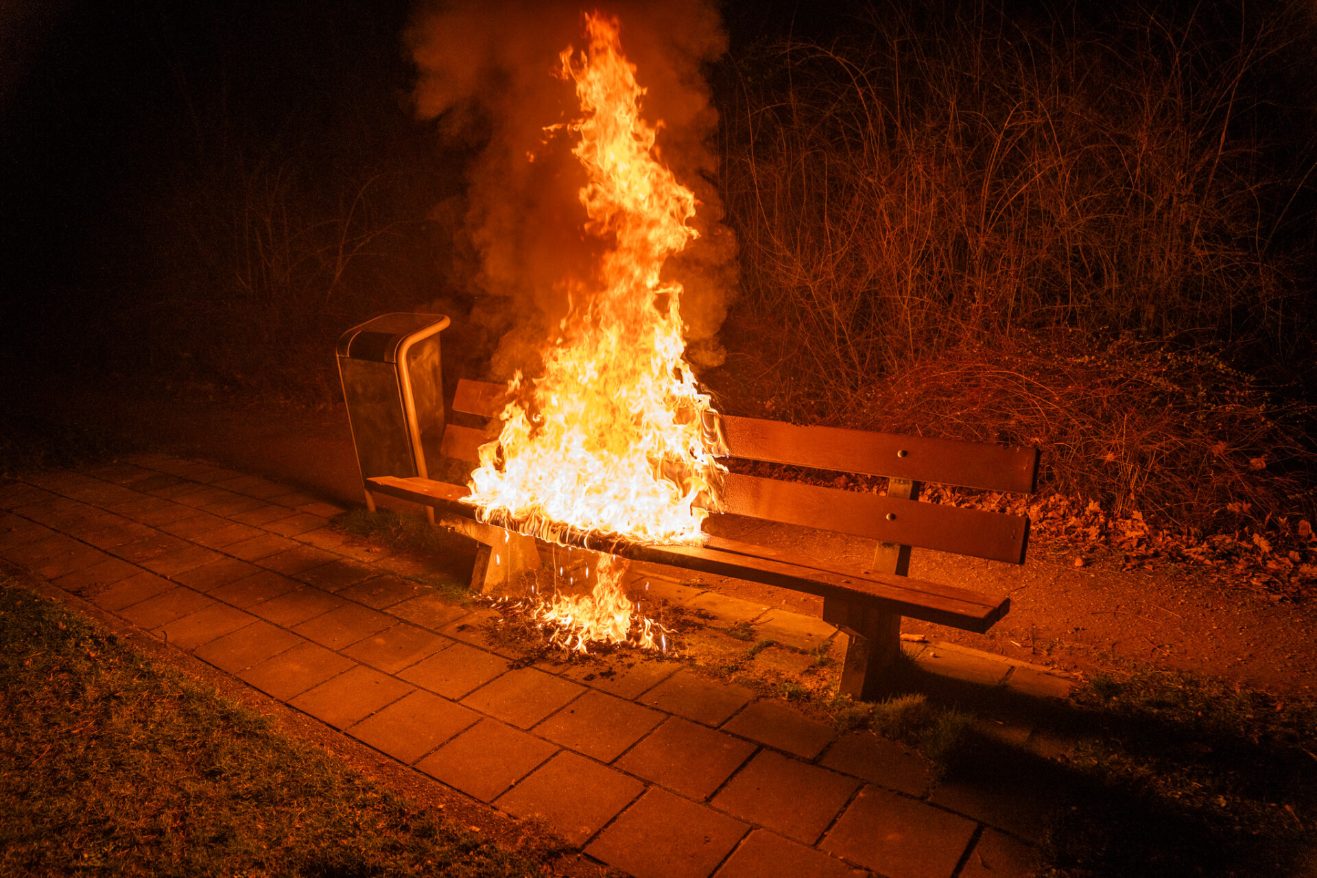 Vandalen steken bankje in brand