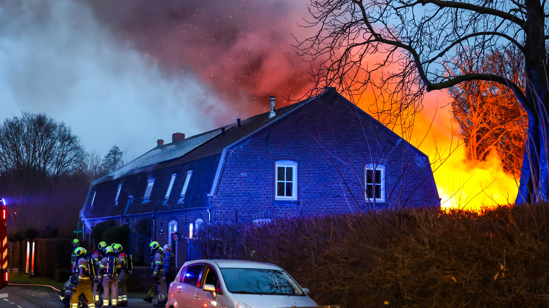Veel rookontwikkeling door grote brand achter woning