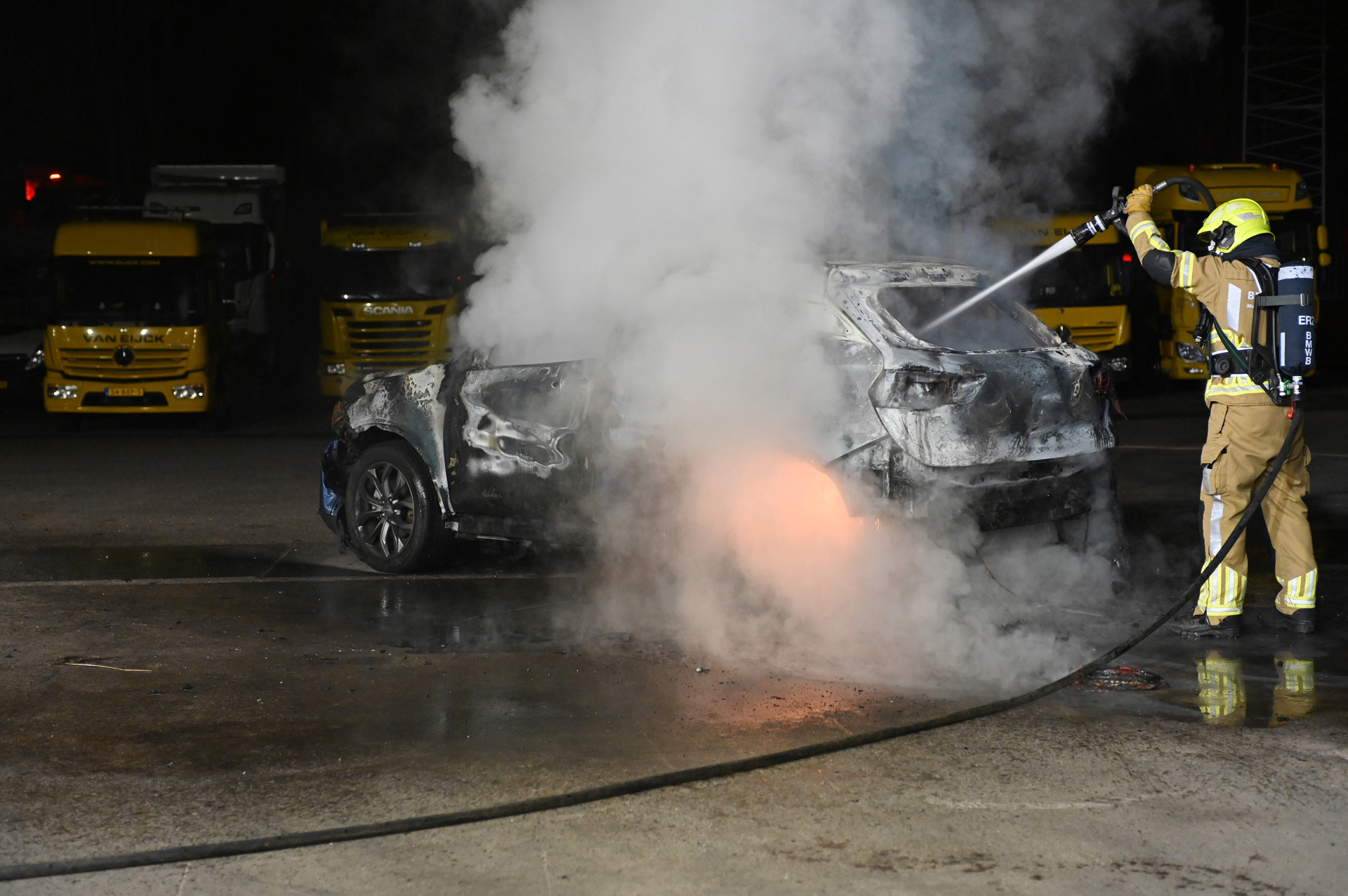 Uitgebrande elektrische auto vat opnieuw vlam bij bergingsbedrijf