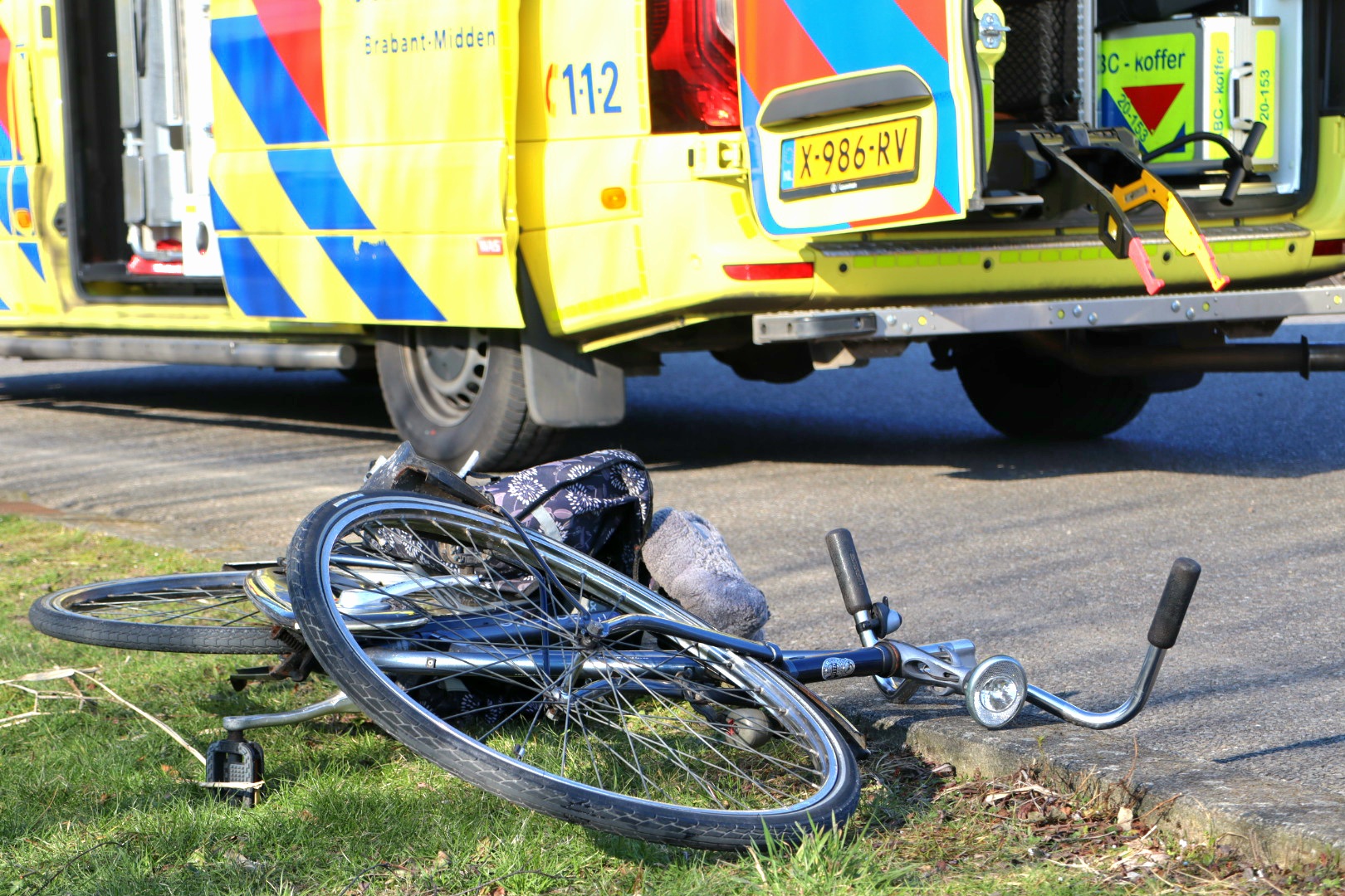 Fietsster raakt gewond aan gezicht na botsing met auto