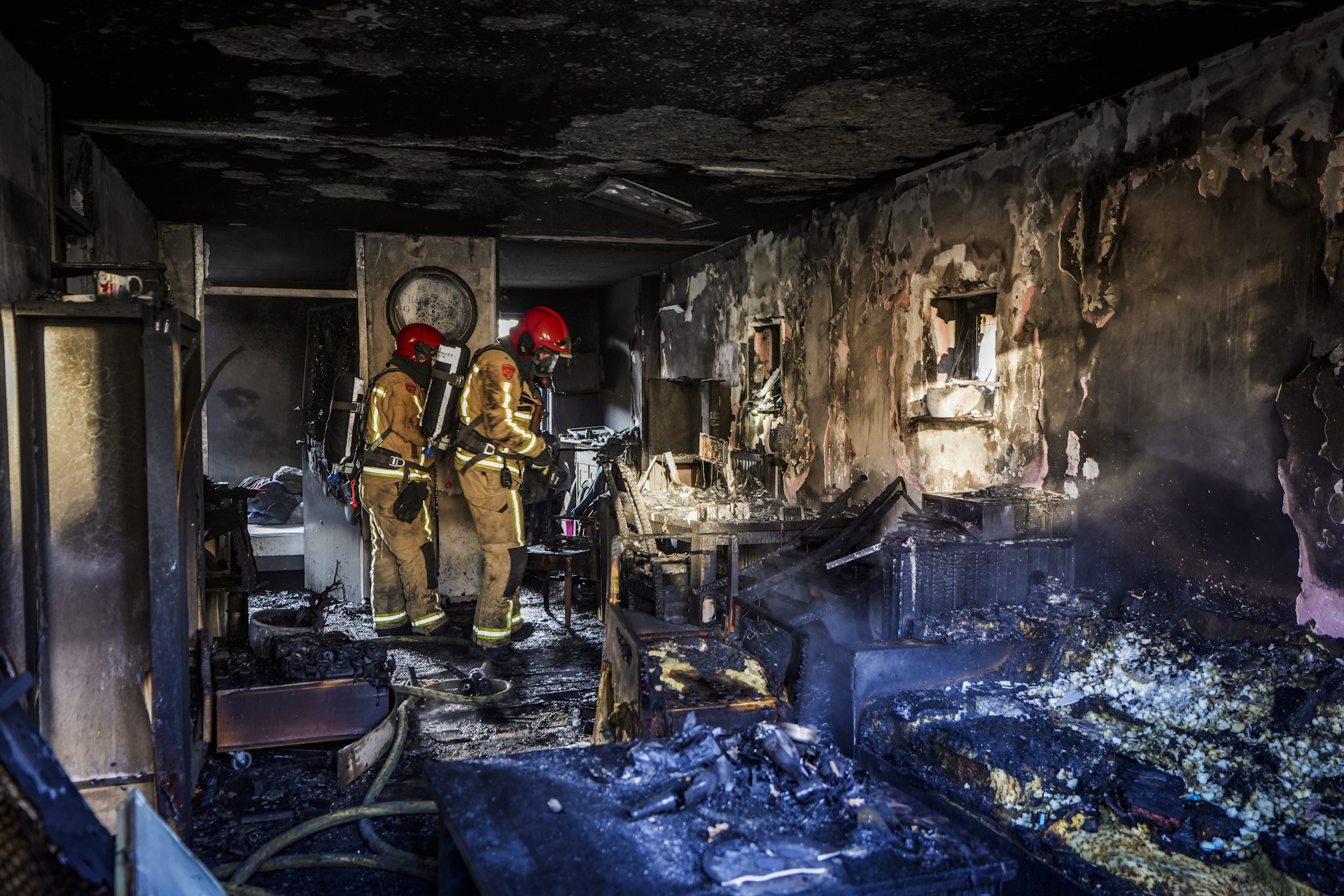 Slapende bewoner door brandweer uit brandende woning gered