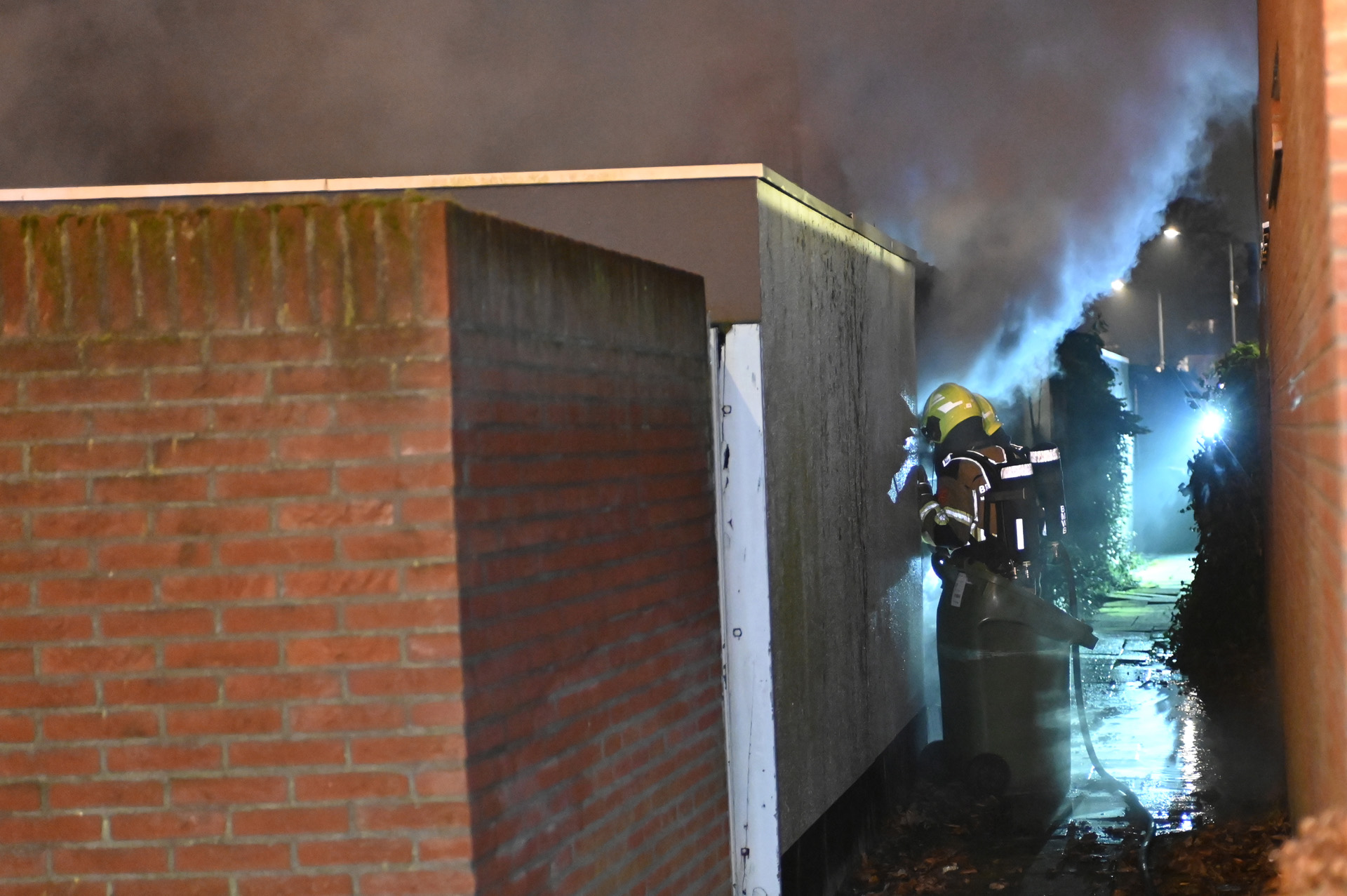 Veel rookontwikkeling door brand in schuurtje achter woning