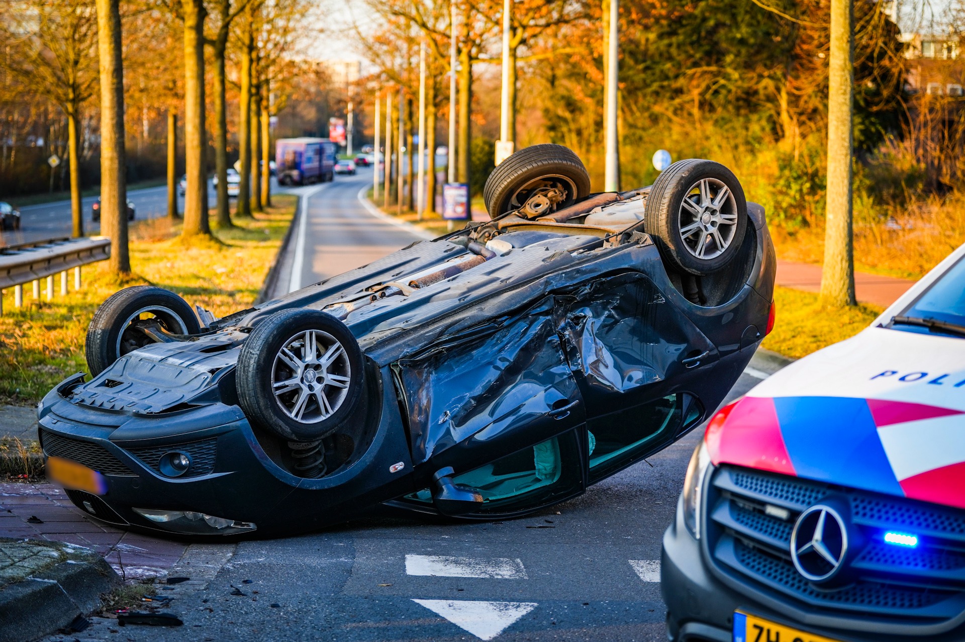 Auto over de kop, verkeersopstopping tijdens avondspits