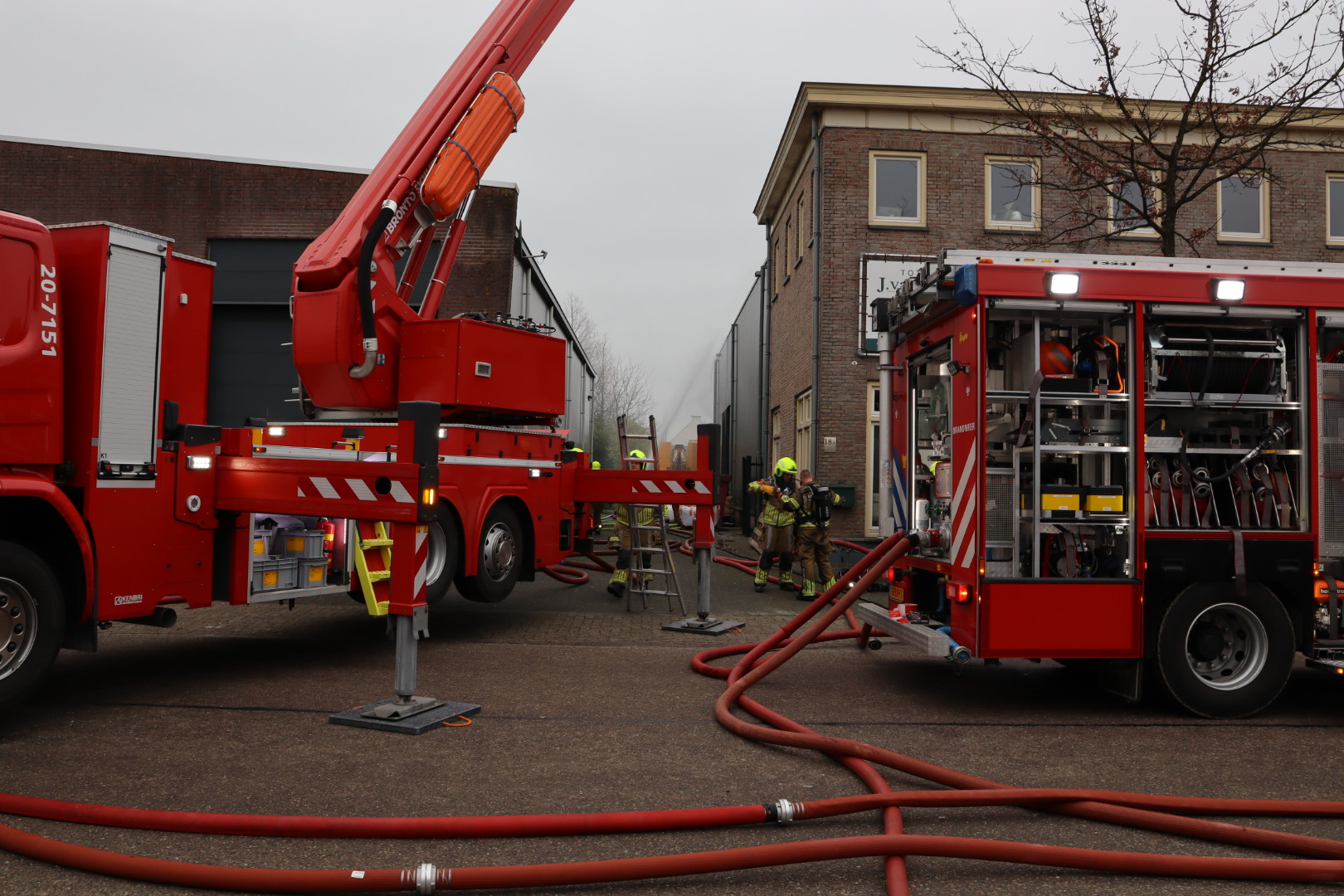 Twee gewonden na uitslaande brand bij bouwbedrijf