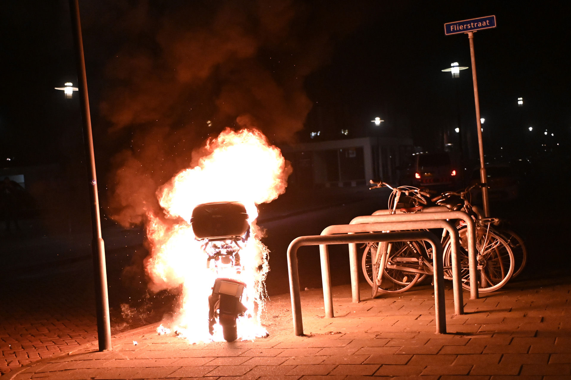 Opnieuw deelscooter in brand gestoken, politie gaat achter jeugd aan