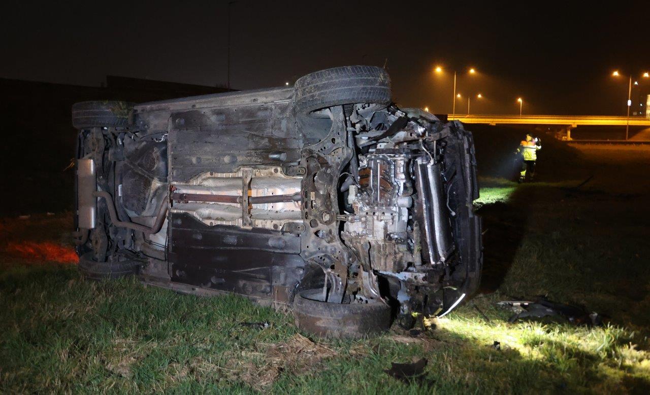 Dronken automobilist ramt geluidswal en belandt op z’n kant