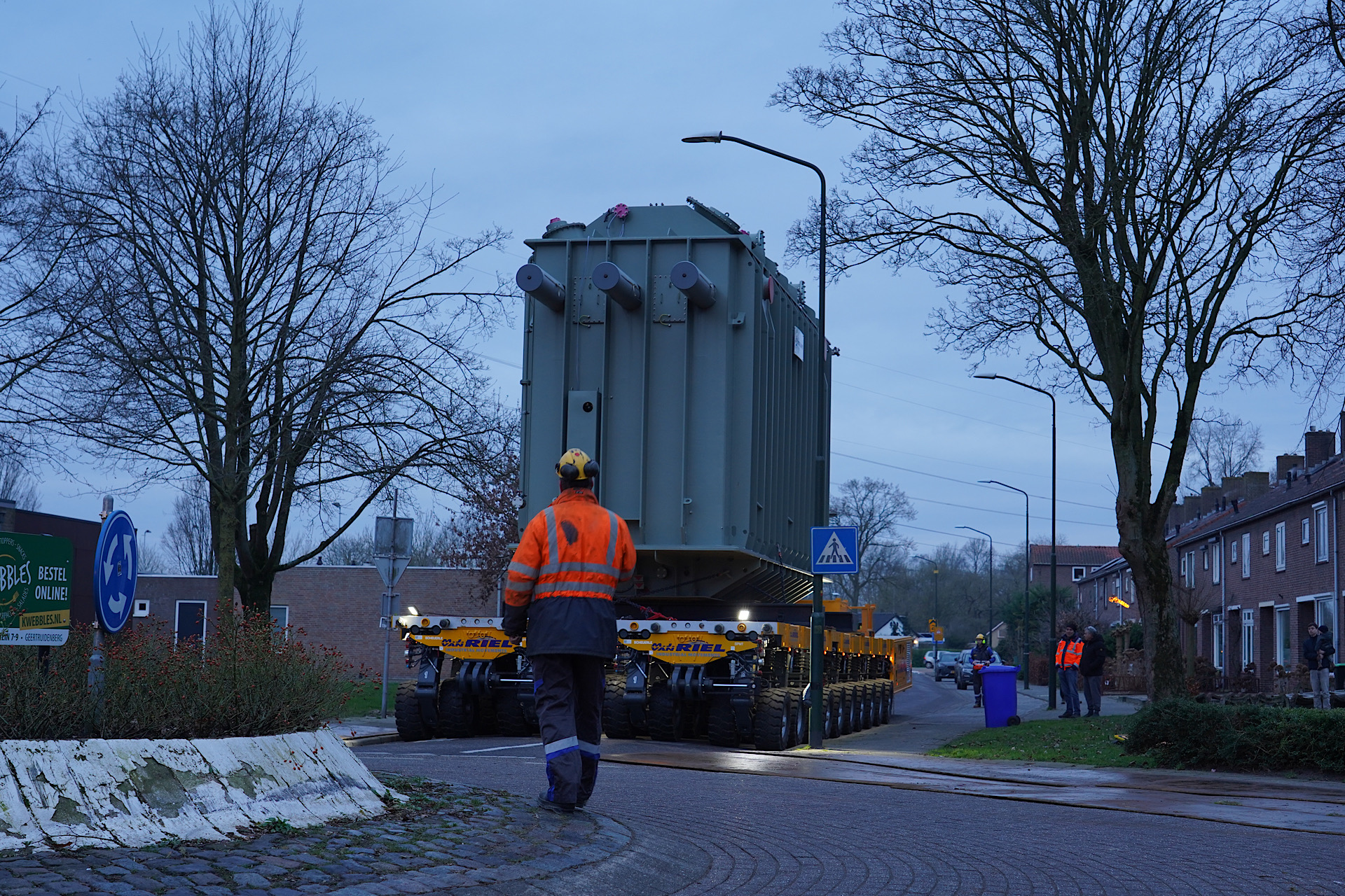 Enorme transformator van 325.000 kilo wurmt zich door dorp