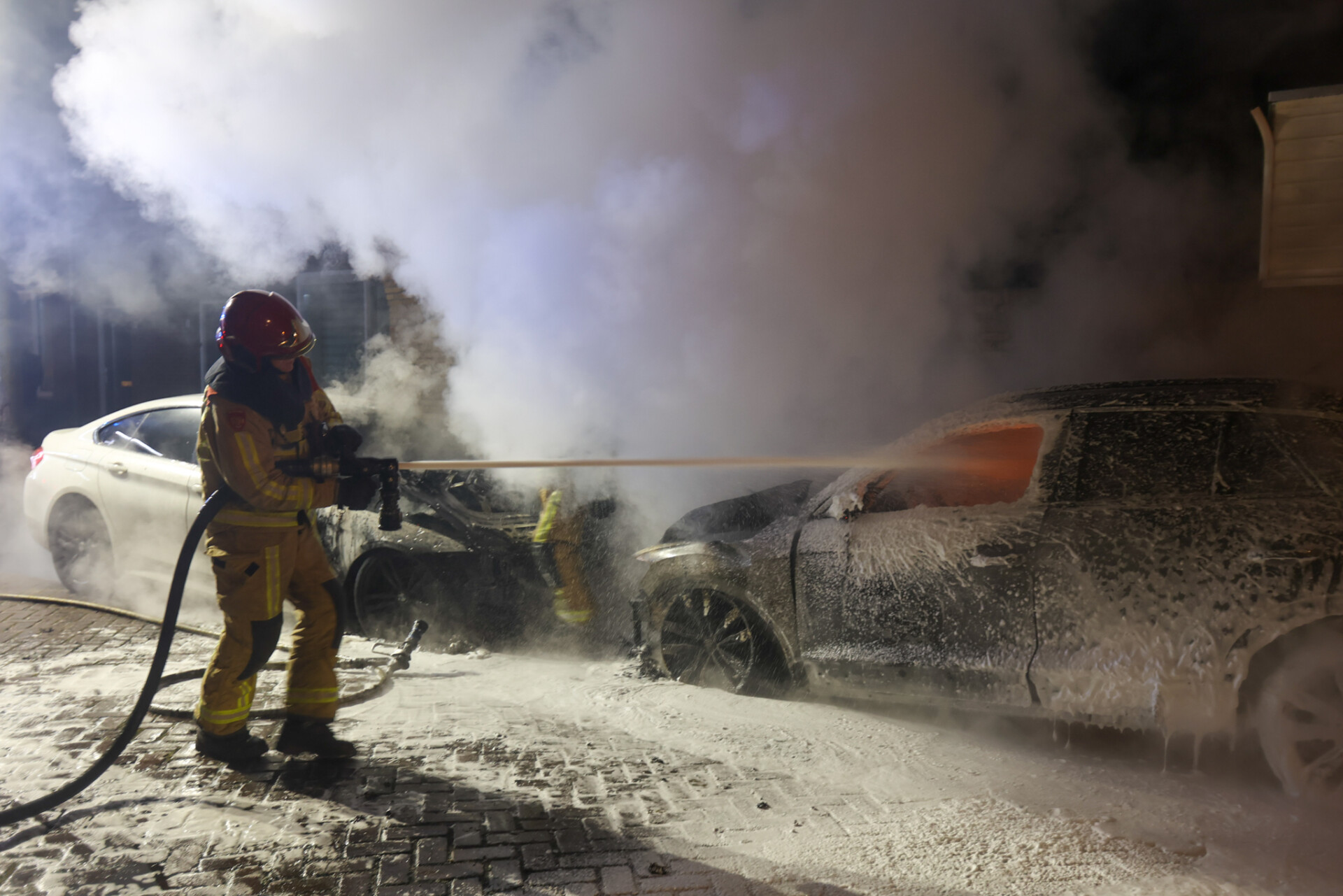 Twee auto’s gaan in vlammen op