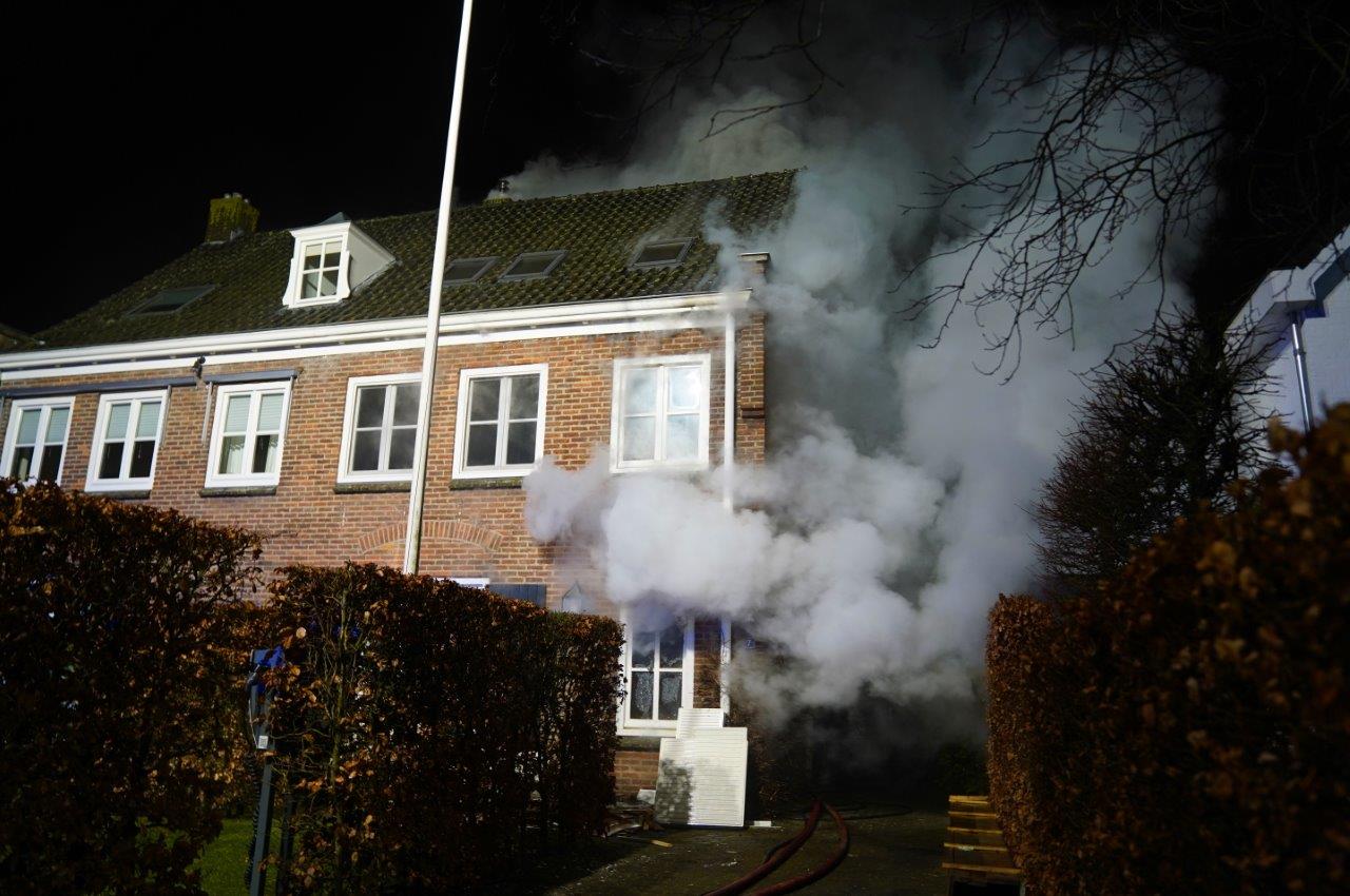 Woning zwaar beschadigd door brand, mogelijk begonnen in meterkast
