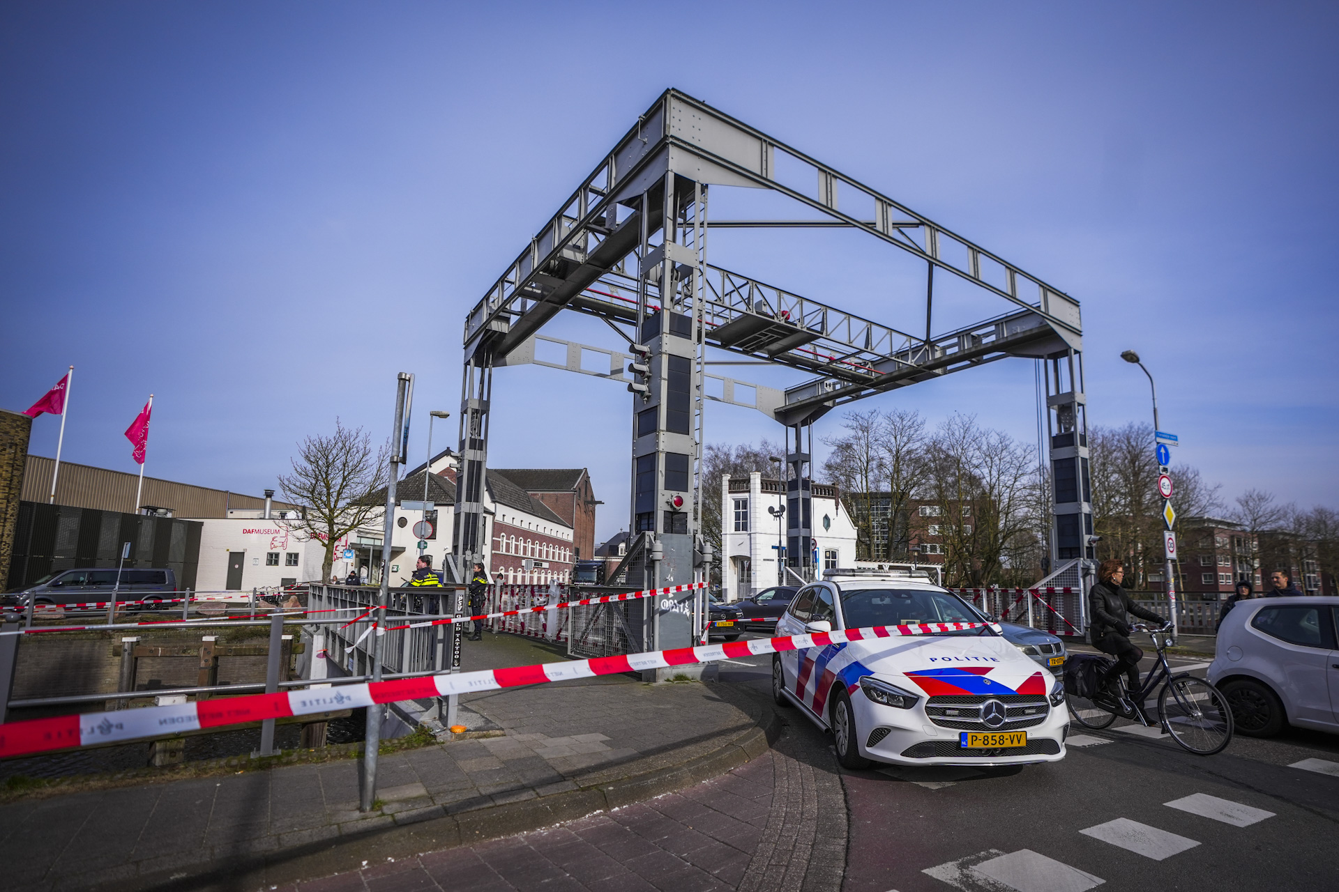 Lichaam gevonden in kanaal, politie doet onderzoek