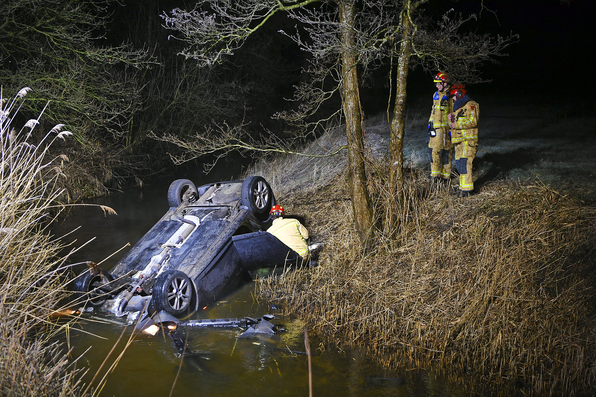 Automobilist raakt van de weg en belandt op kop in sloot