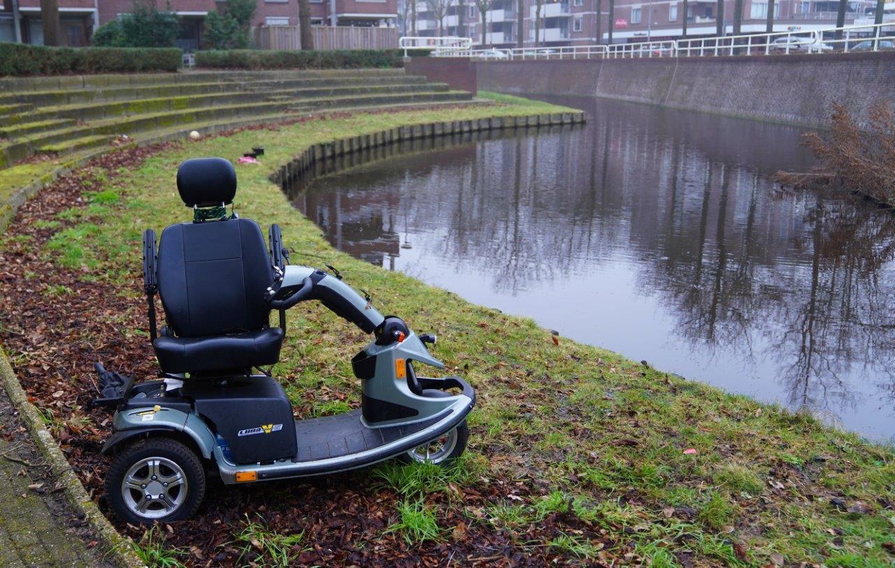 Zoektocht na vondst scootmobiel langs de waterkant