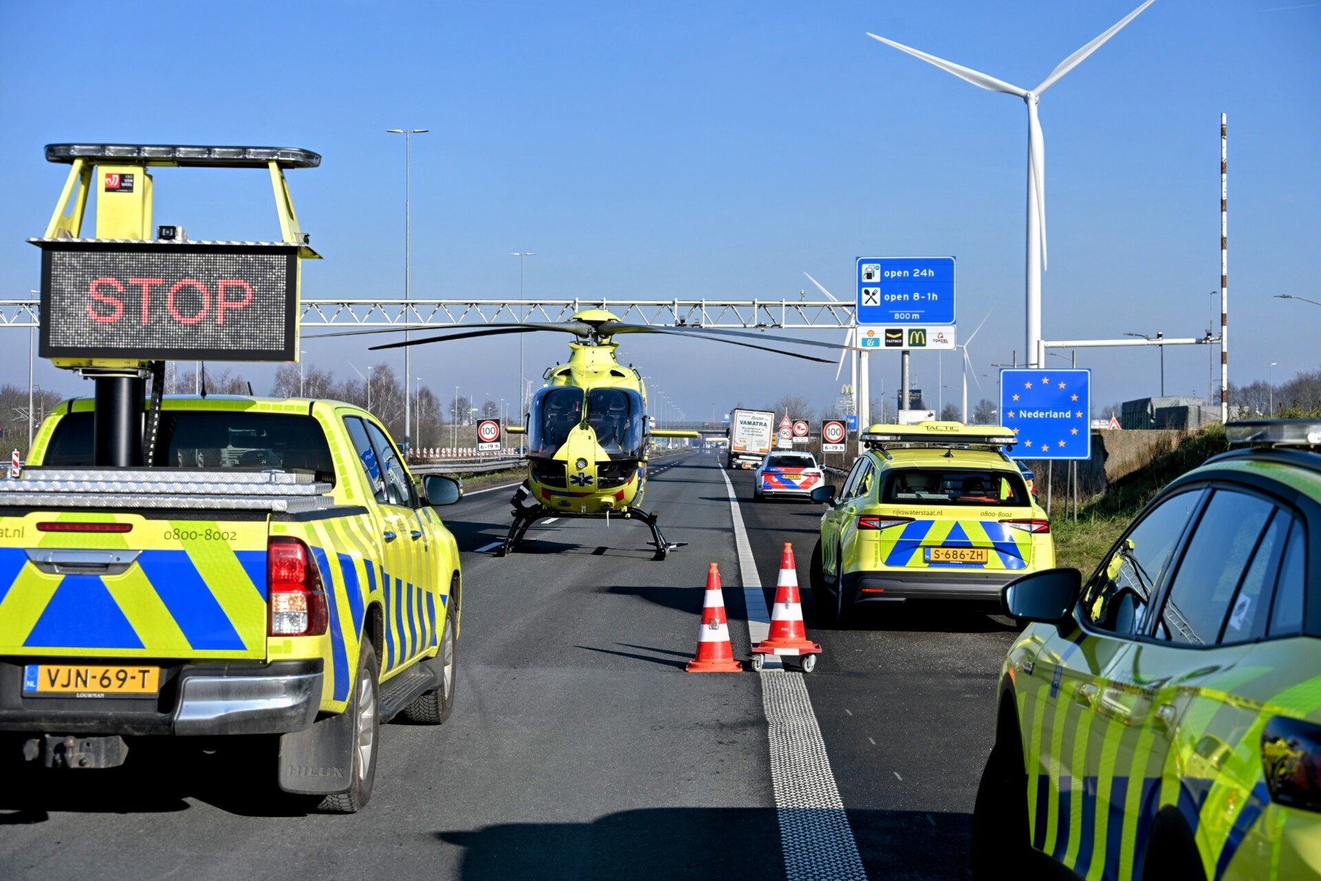 BREDA - Op de A16 bij Hazeldonk is een auto achterop een vrachtwagen gereden.…