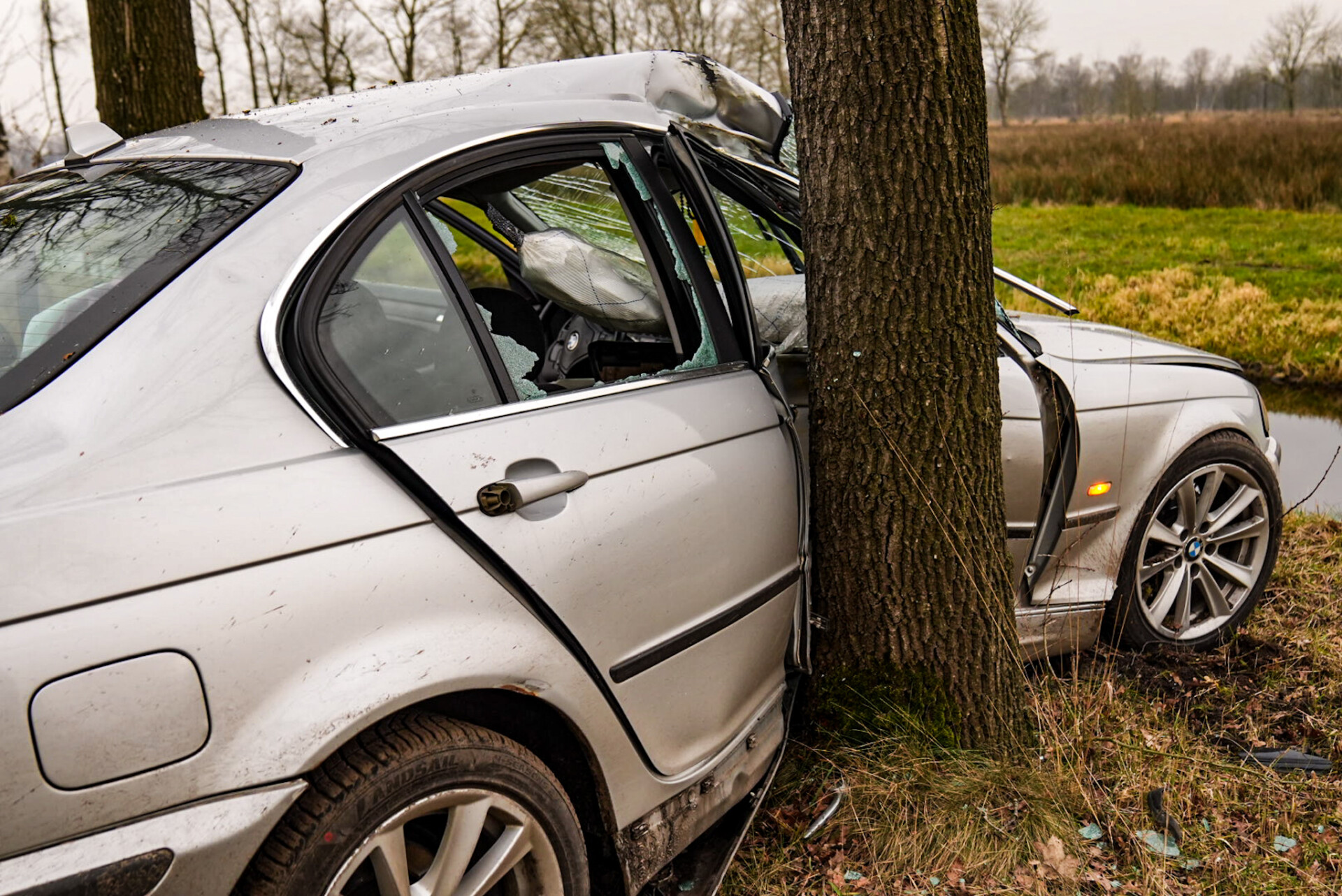 Jonge automobiliste gewond bij botsing tegen boom