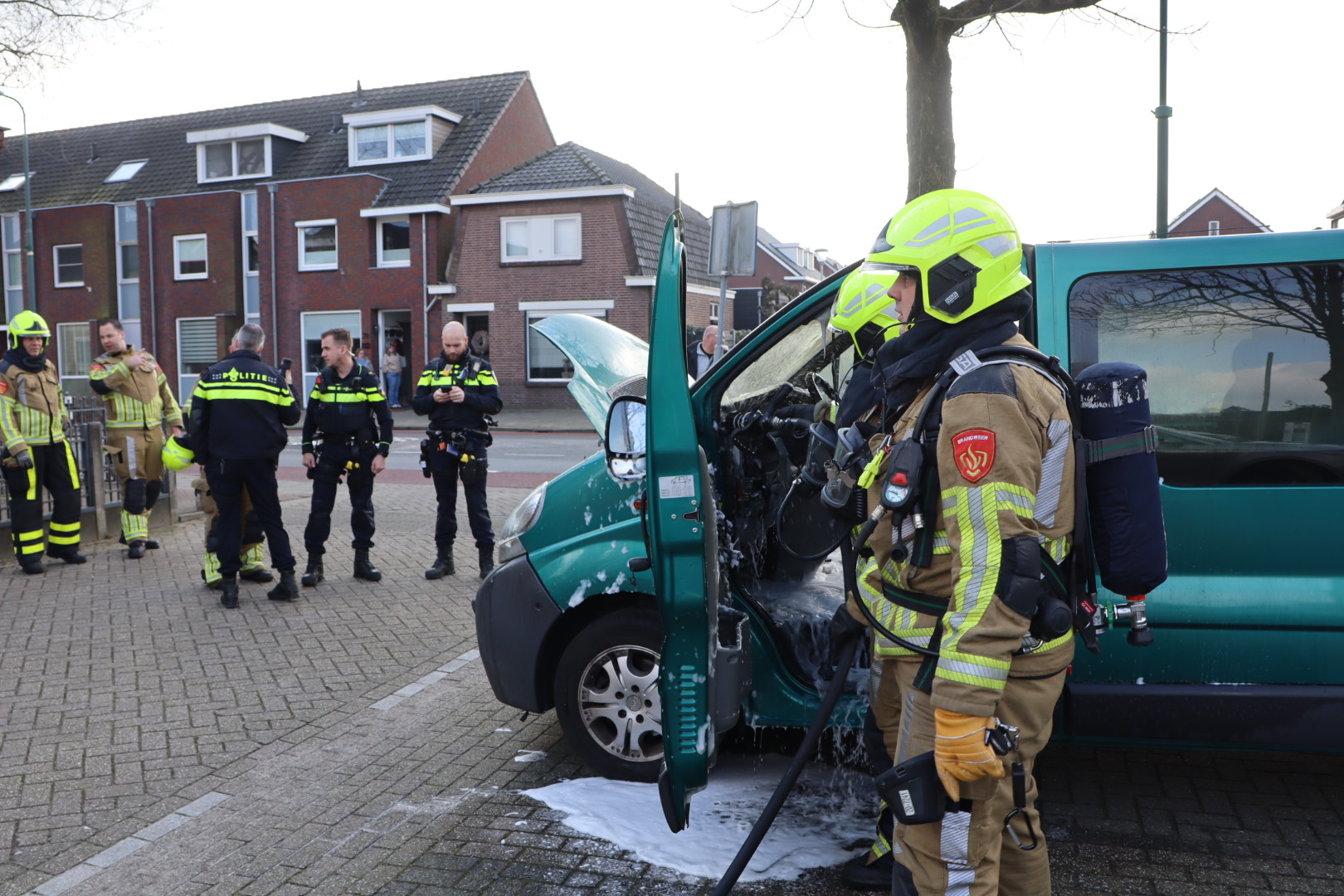 Busje vliegt in brand door technisch mankement