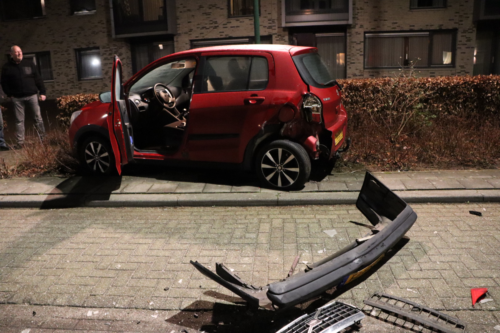 Automobilist ramt geparkeerde auto’s en slaat op de vlucht