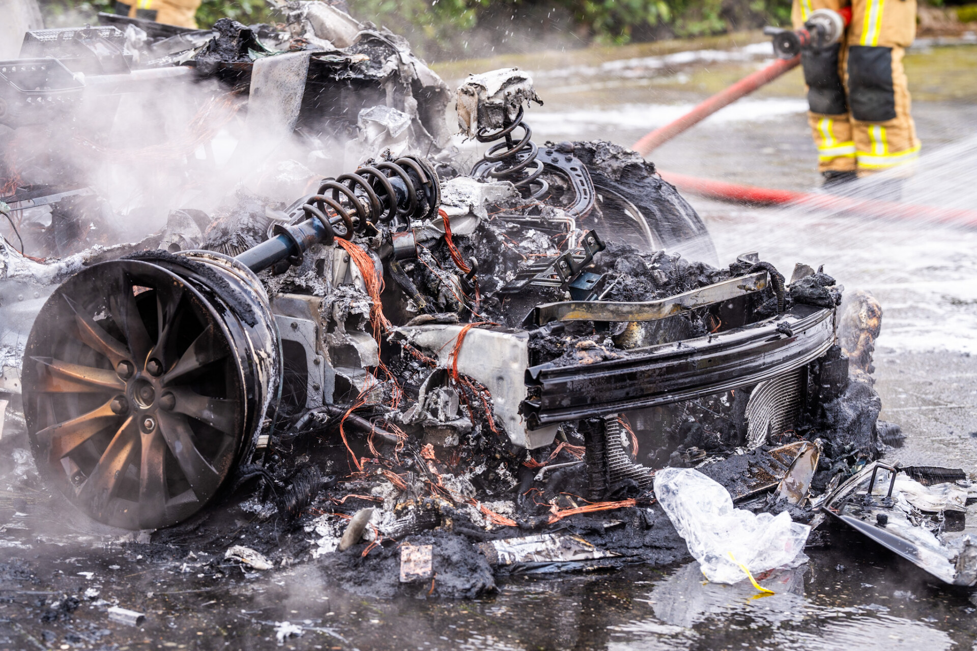 Tesla vliegt in brand bij autobedrijf