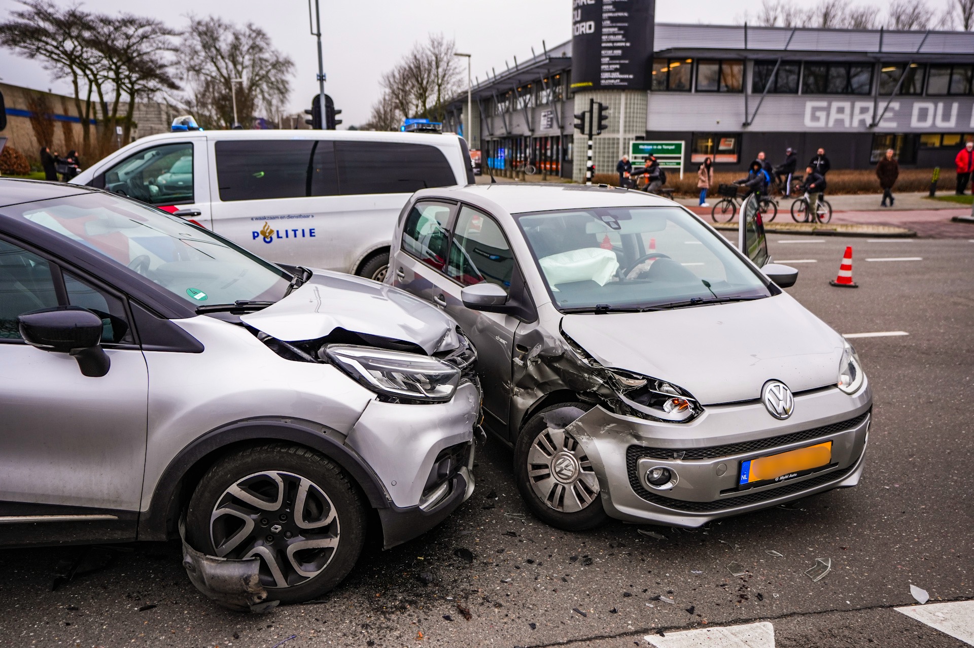 Moeder gewond na botsing, kind ongedeerd