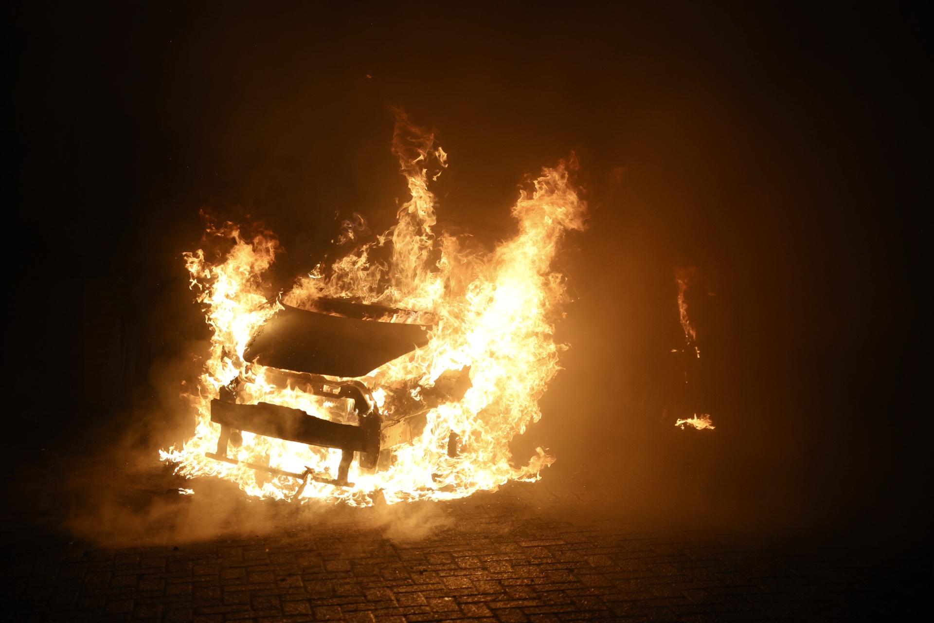 Auto door brand verwoest, politie bekijkt camerabeelden