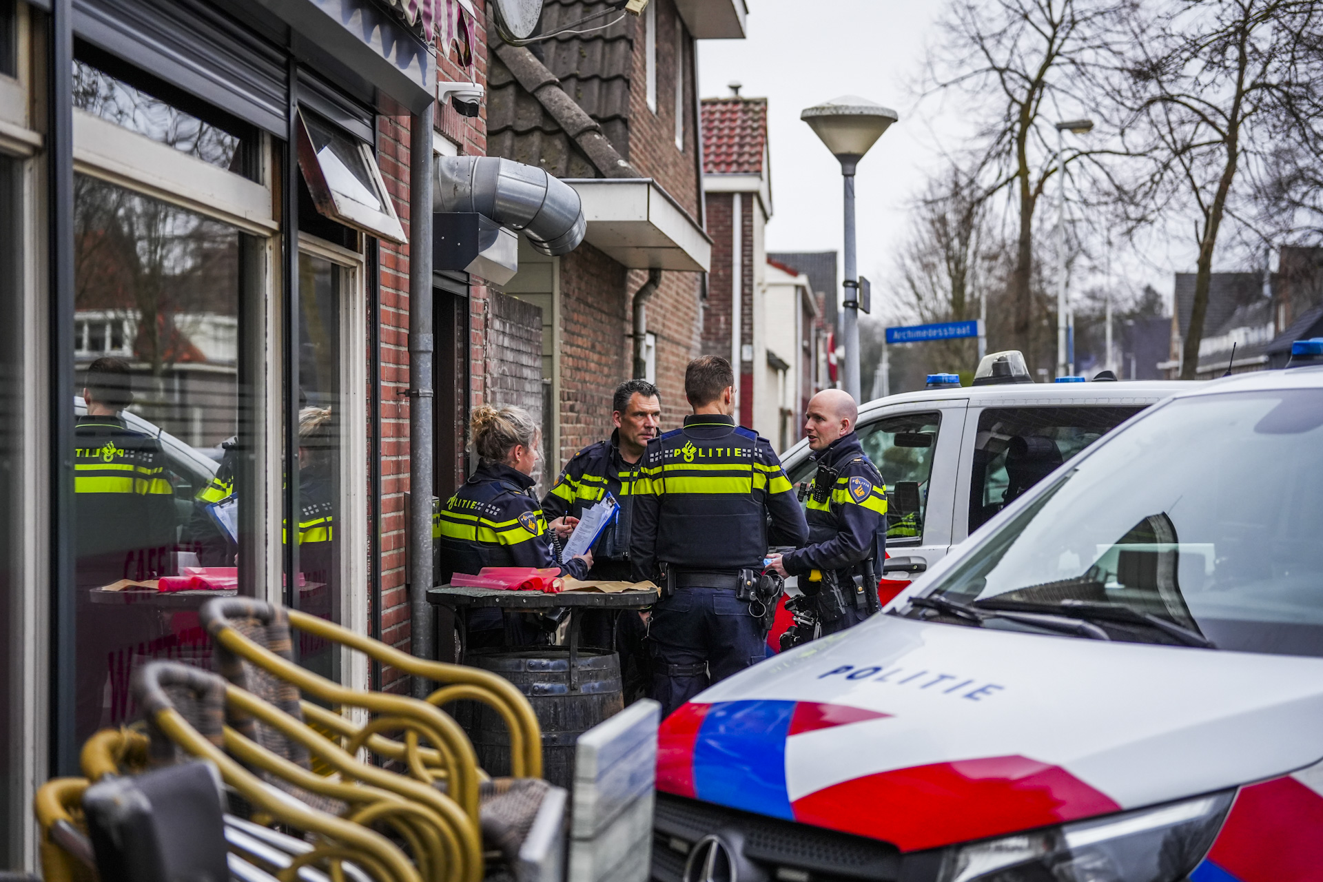 Grote inval in café, twee mensen opgepakt voor drugshandel