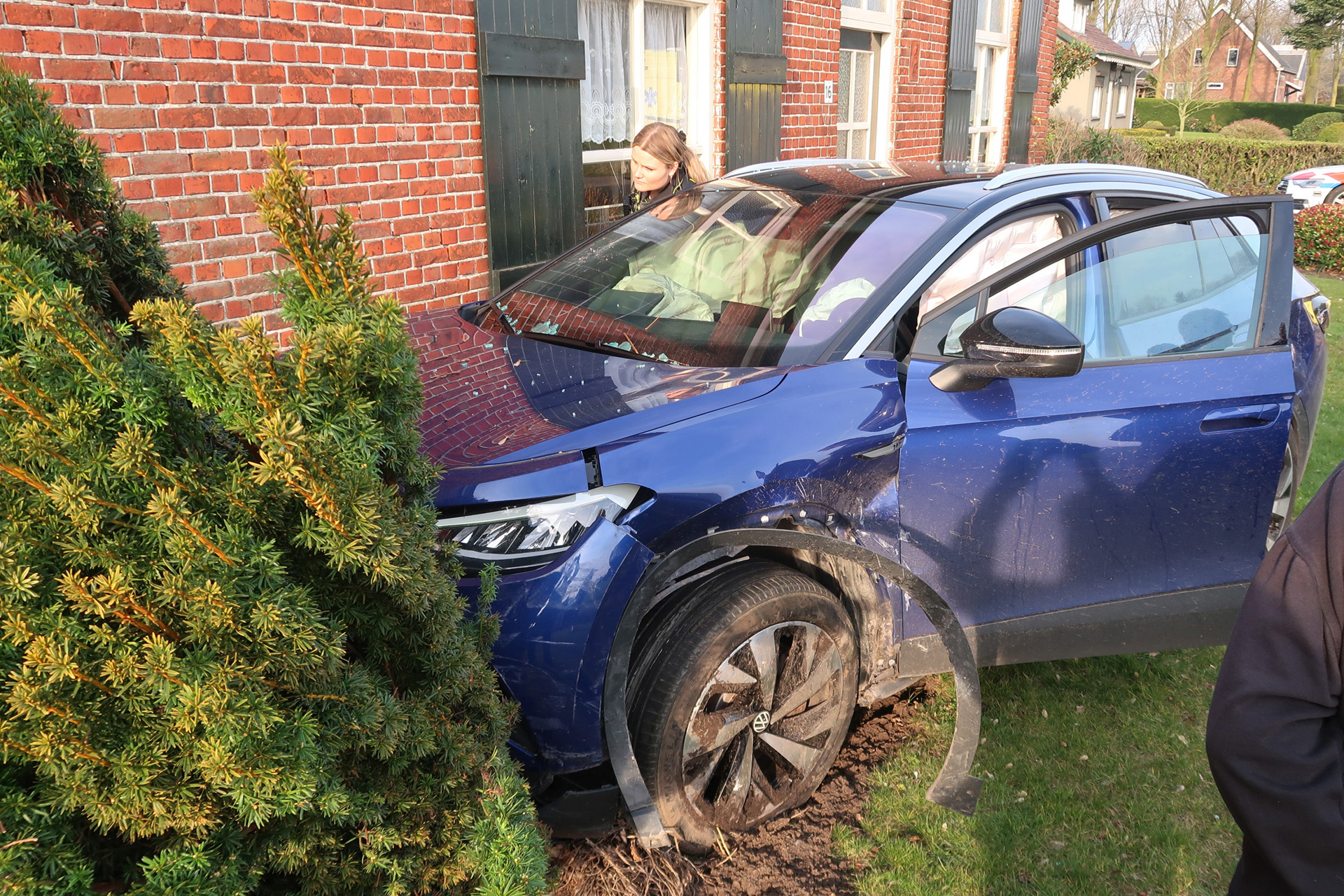 Auto botst tegen woning na ongeval op kruising