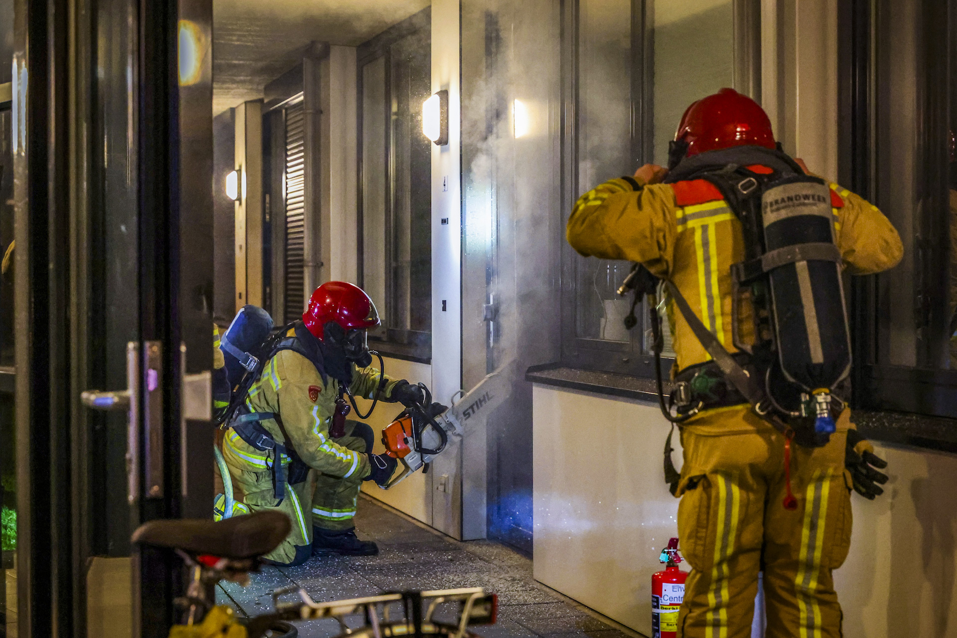 Brandweer zaagt voordeur open na melding van woningbrand