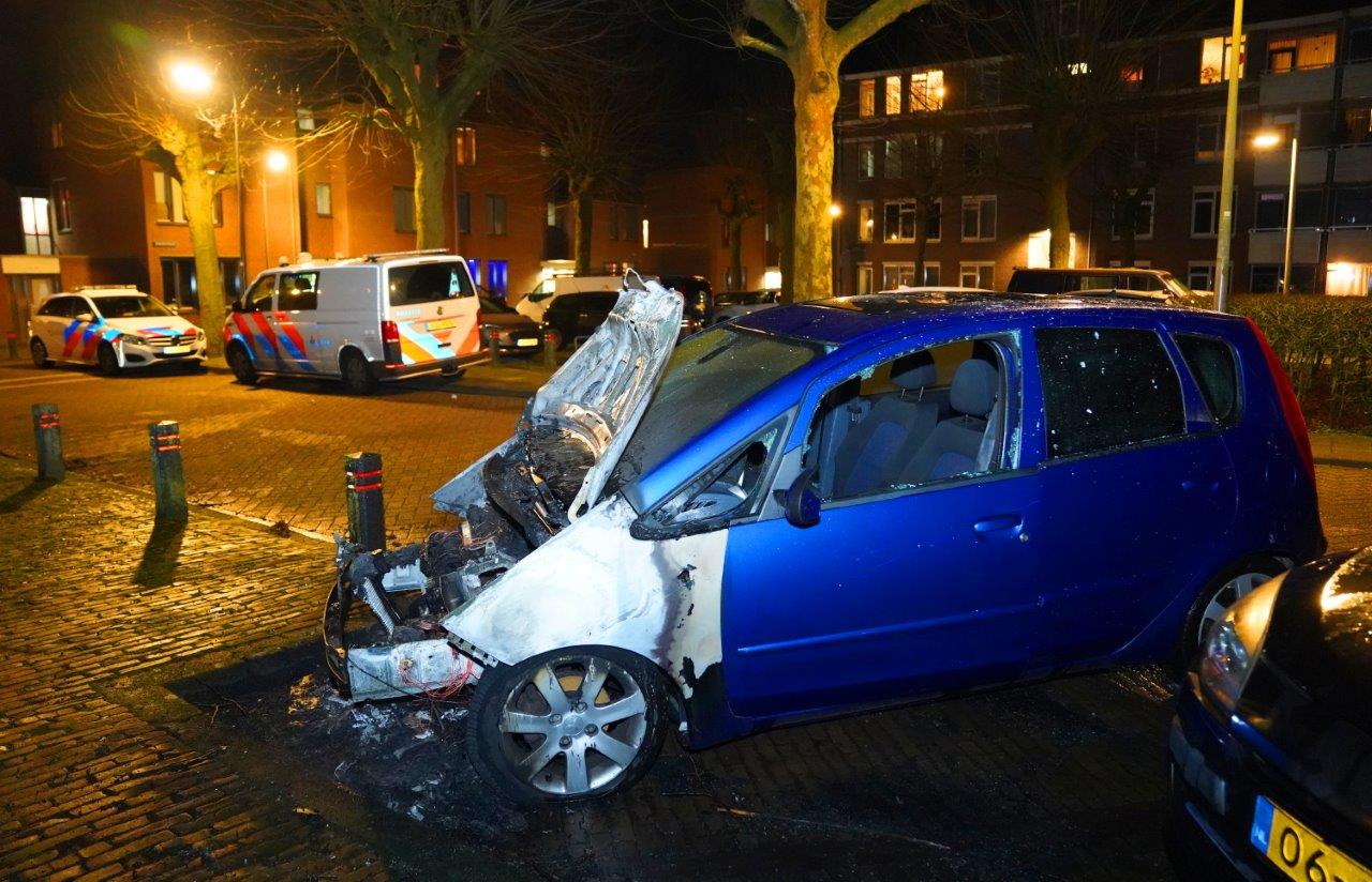 Geparkeerde auto uitgebrand, politie onderzoekt brandstichting