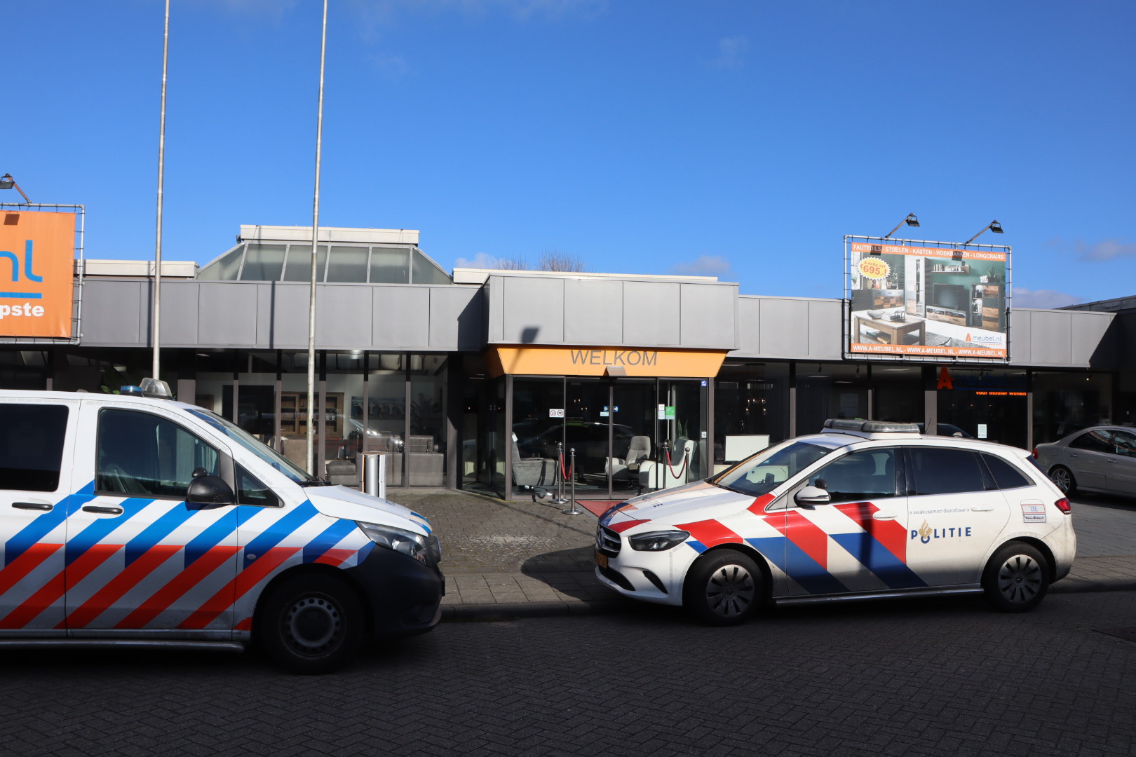 Gewapende overval bij meubelzaak, twee mannen met vuurwapen bedreigen medewerker
