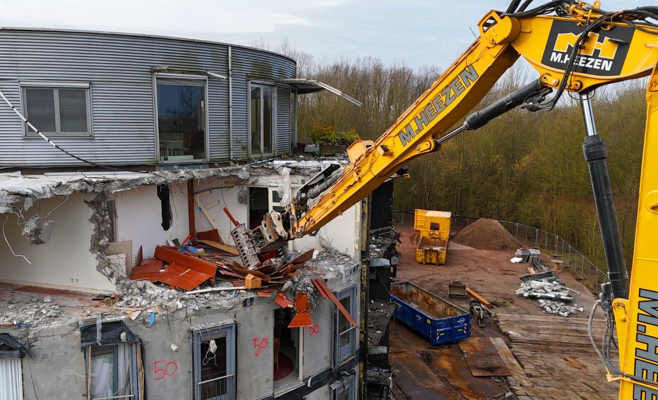 Een jaar na brand in parkeergarage proberen bewoners nog te redden wat dierbaar is