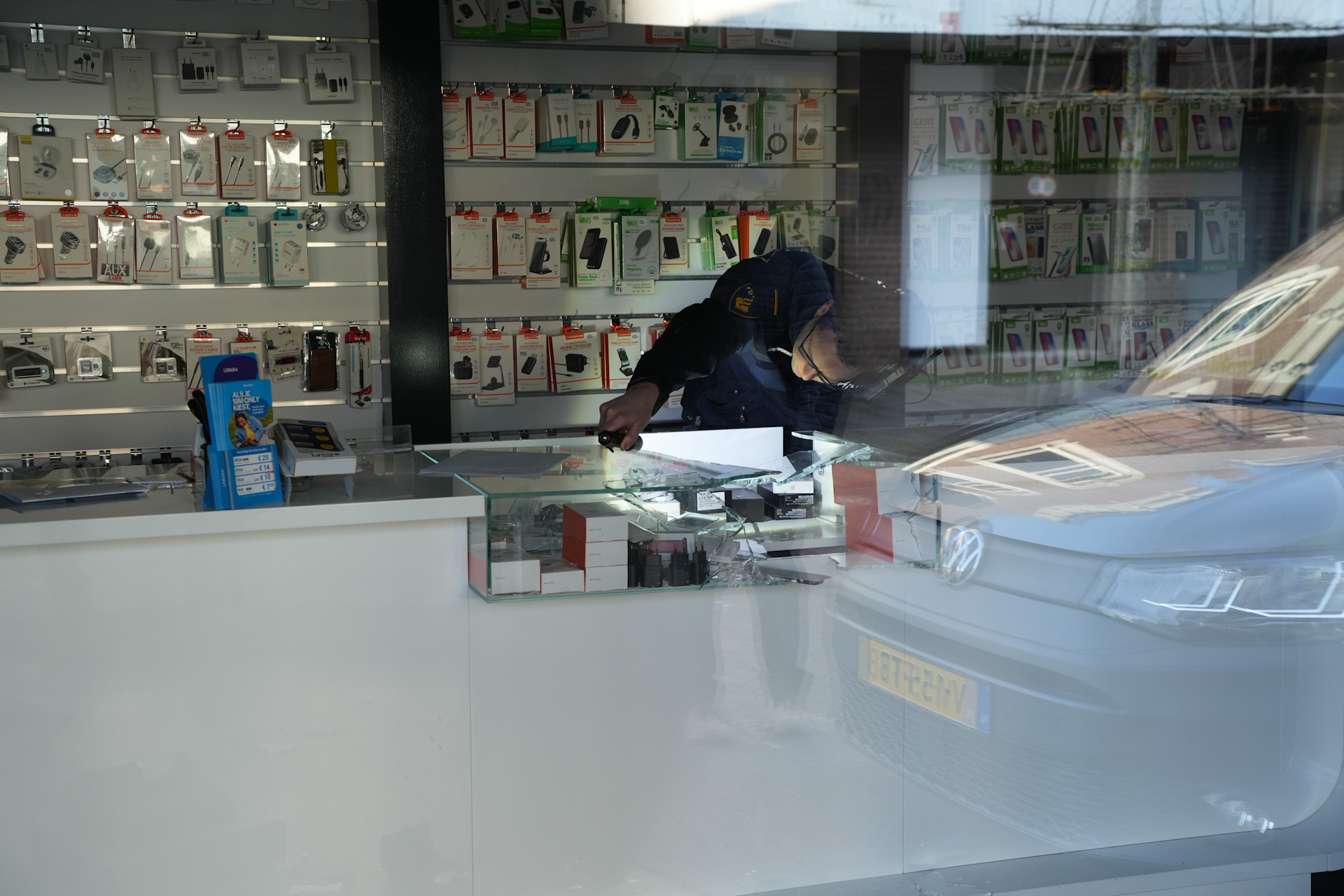 Vitrines aan diggelen: inbrekers veroorzaken ravage in telefoonwinkel