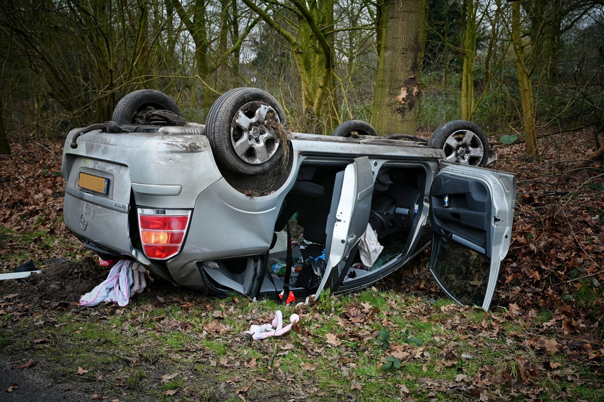 Auto vliegt over de kop, één inzittende gewond