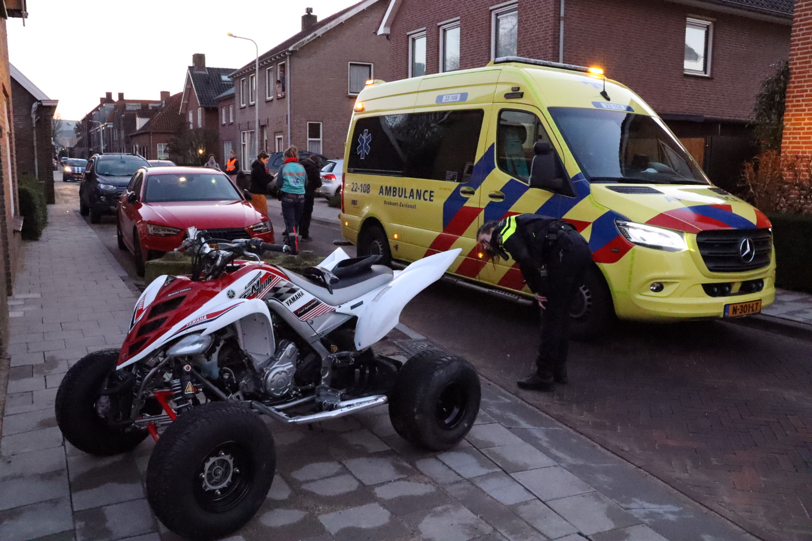 Quad botst op geparkeerde auto, bestuurder naar het ziekenhuis