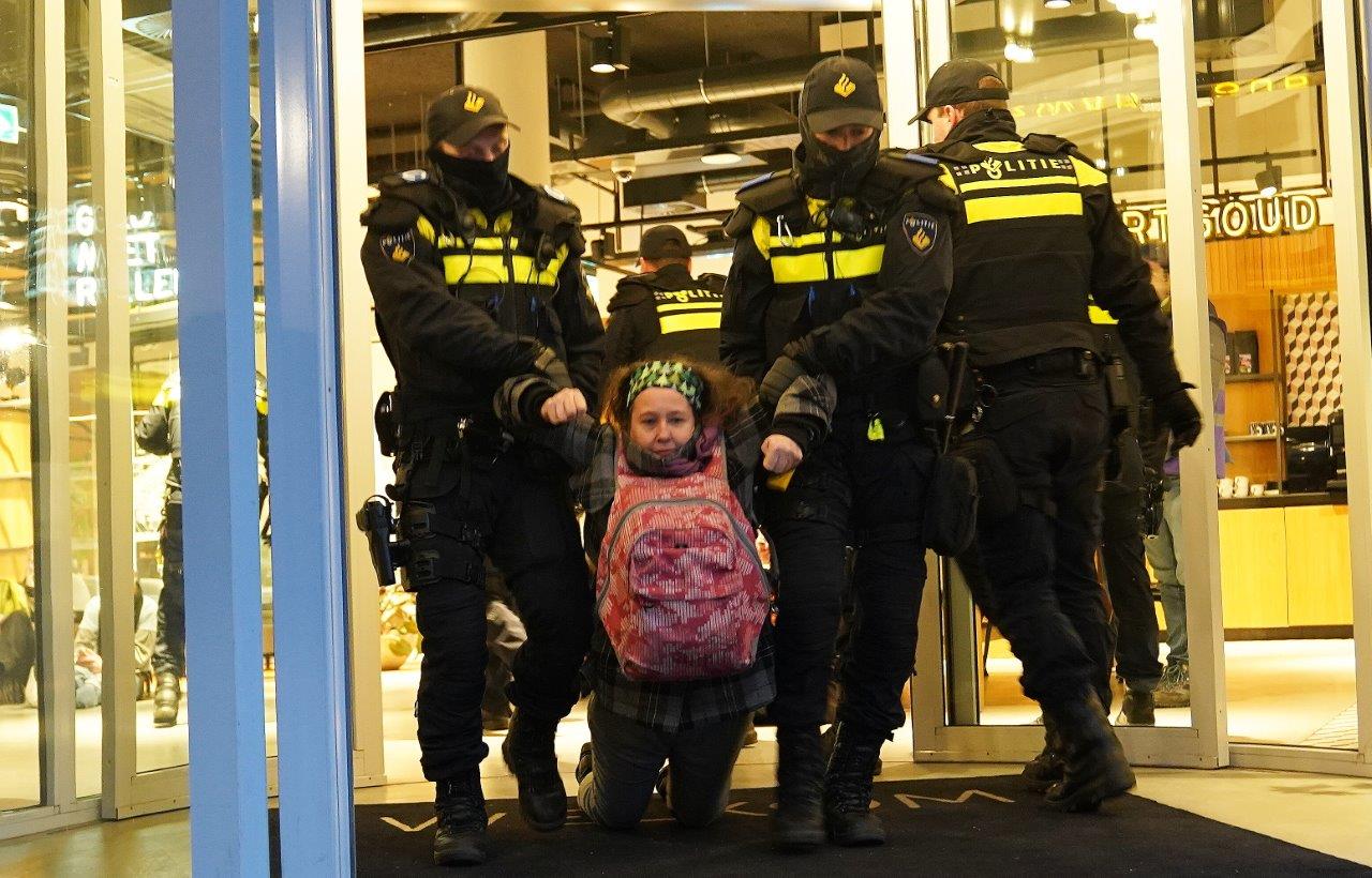 Protest Extinction Rebellion in ING-kantoor